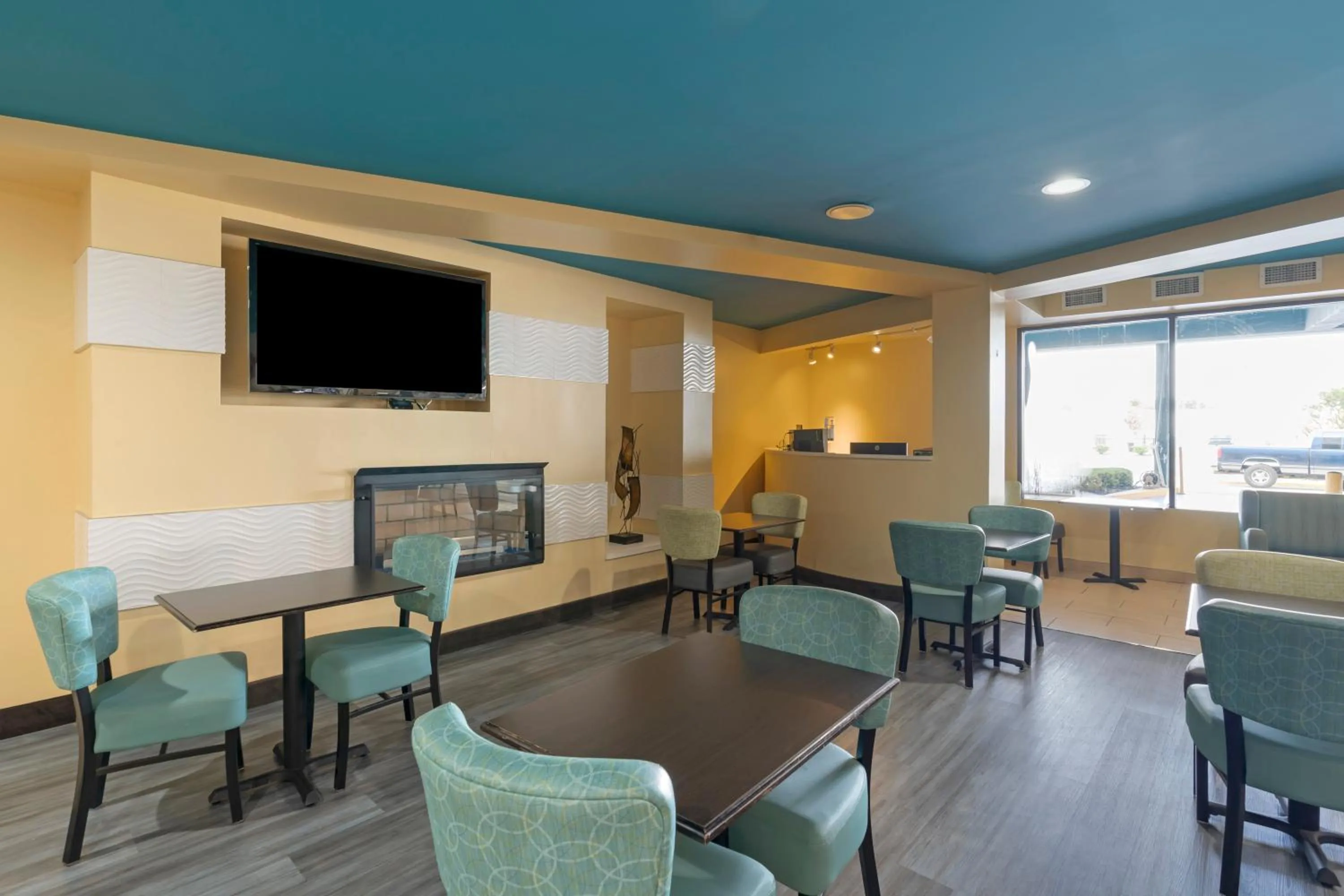 Communal lounge/ TV room in Sandcastle Resort