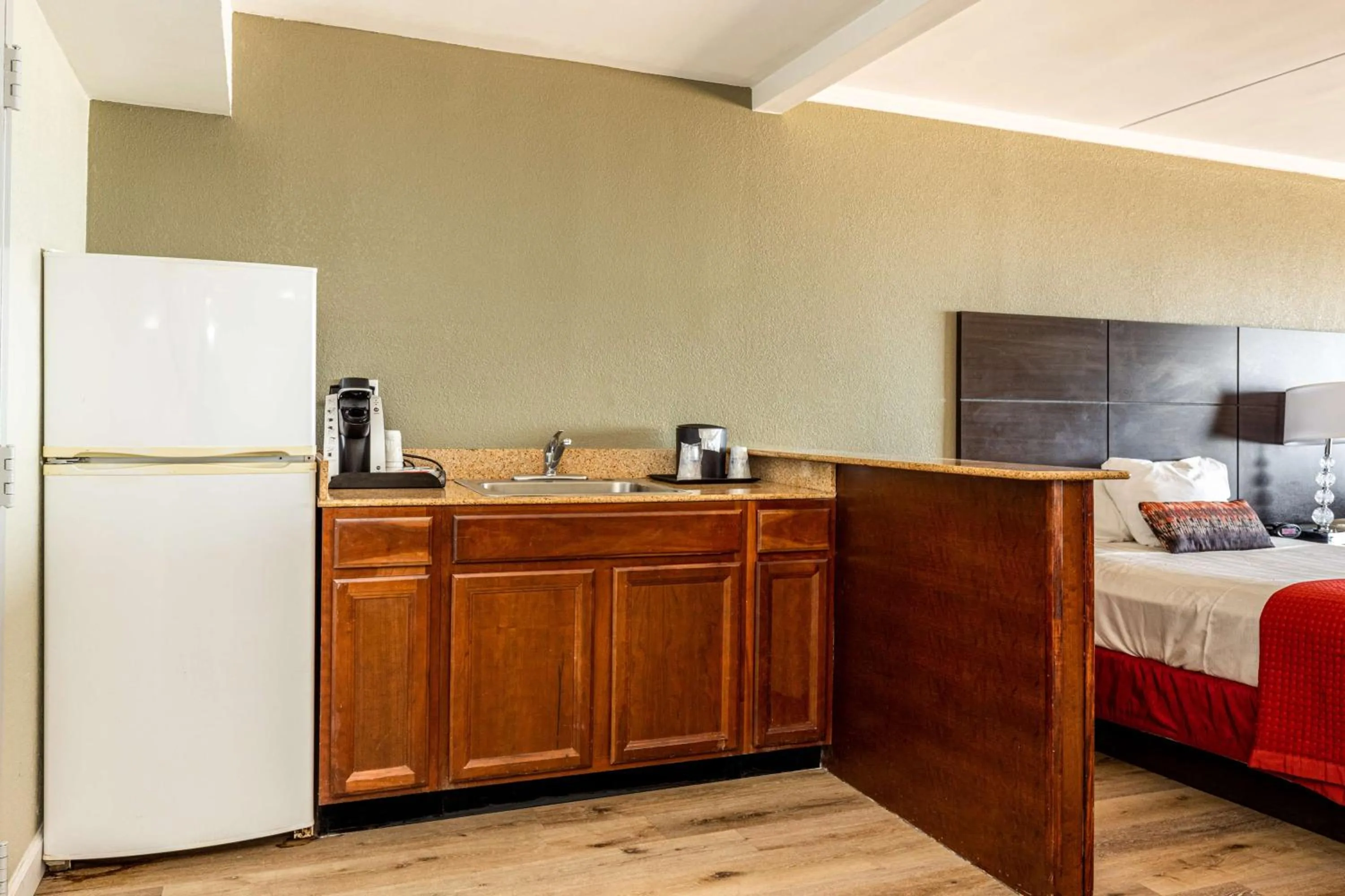 Kitchen or kitchenette, Bed in Sandcastle Resort