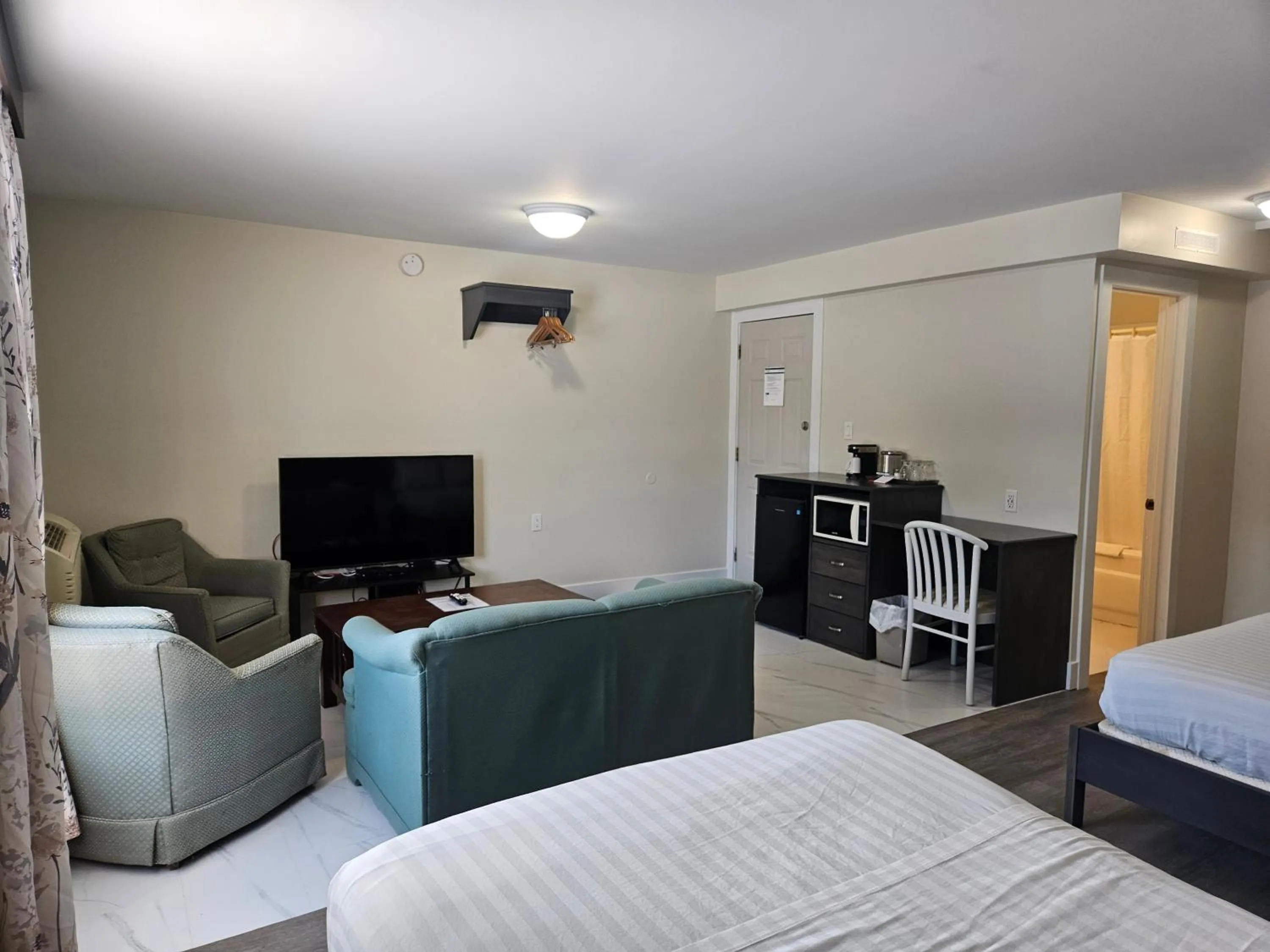 Bed in Leelas Villa Inn Flesherton