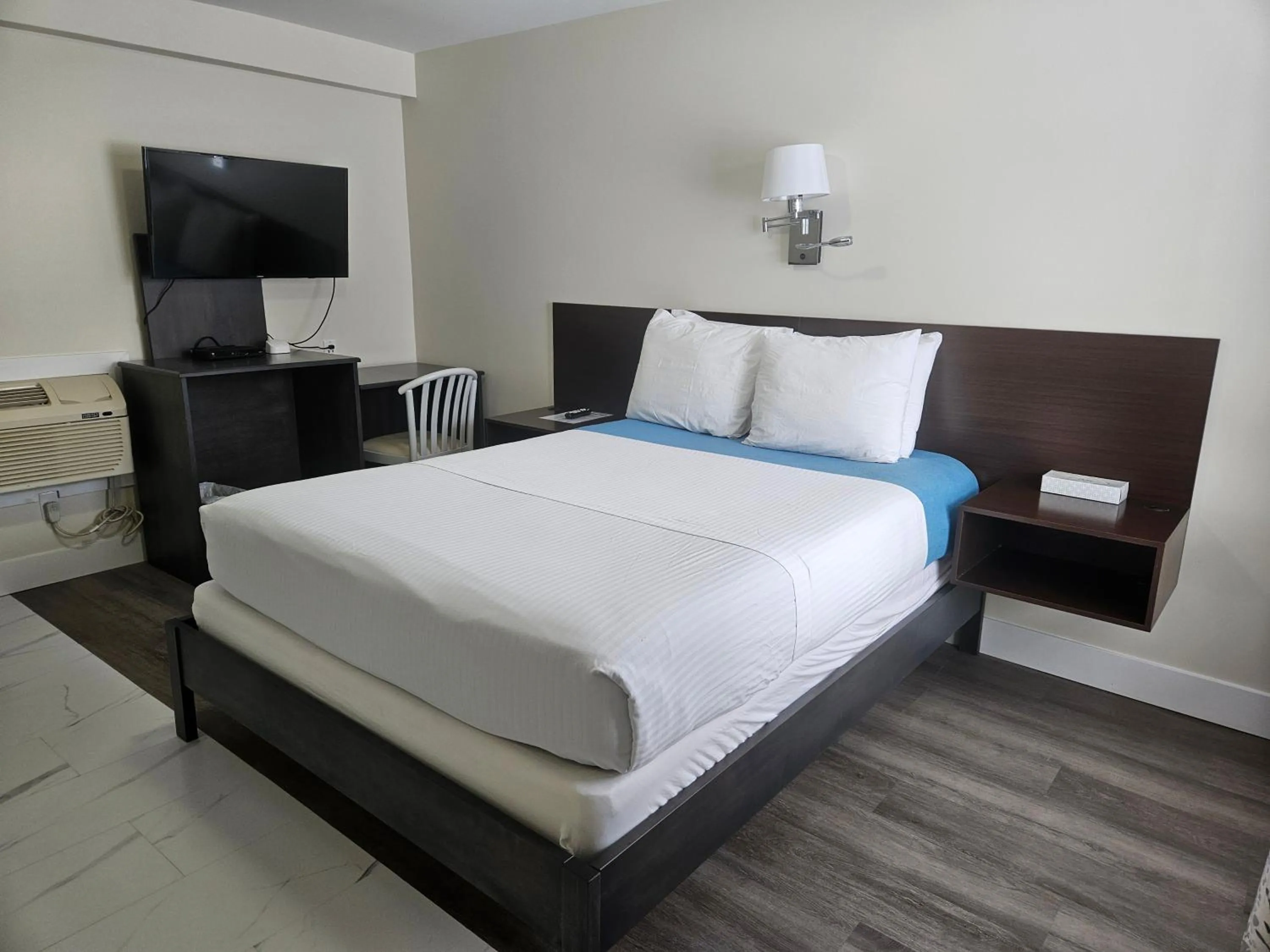 Bed in Leelas Villa Inn Flesherton