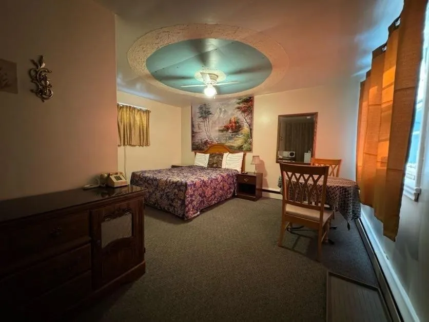 Bed in Holiday Motel