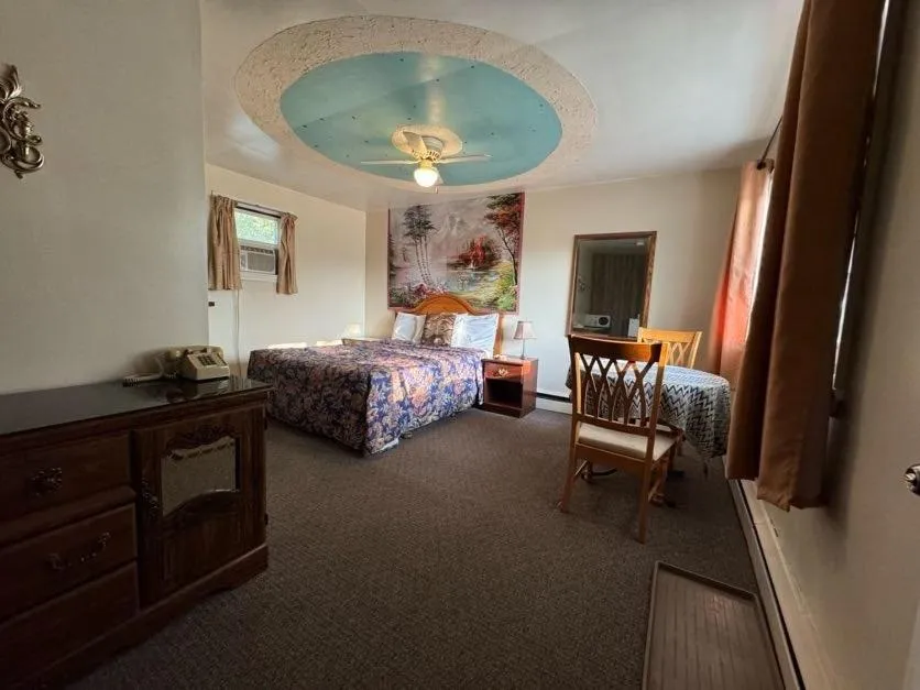 Bed in Holiday Motel