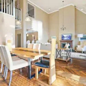 Dining area in Oak Bay Beach Hotel