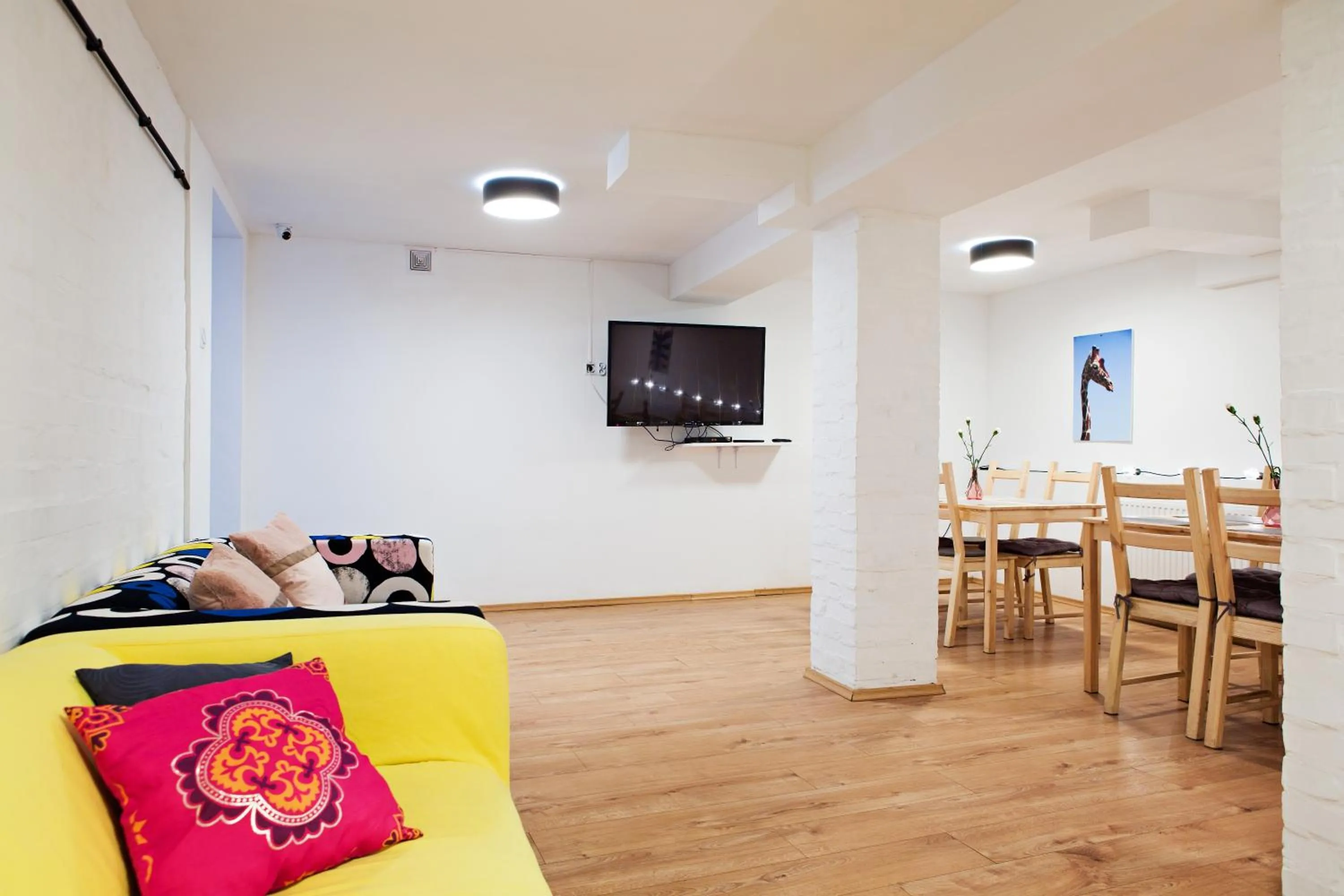 Communal lounge/ TV room in Hostel Starówka