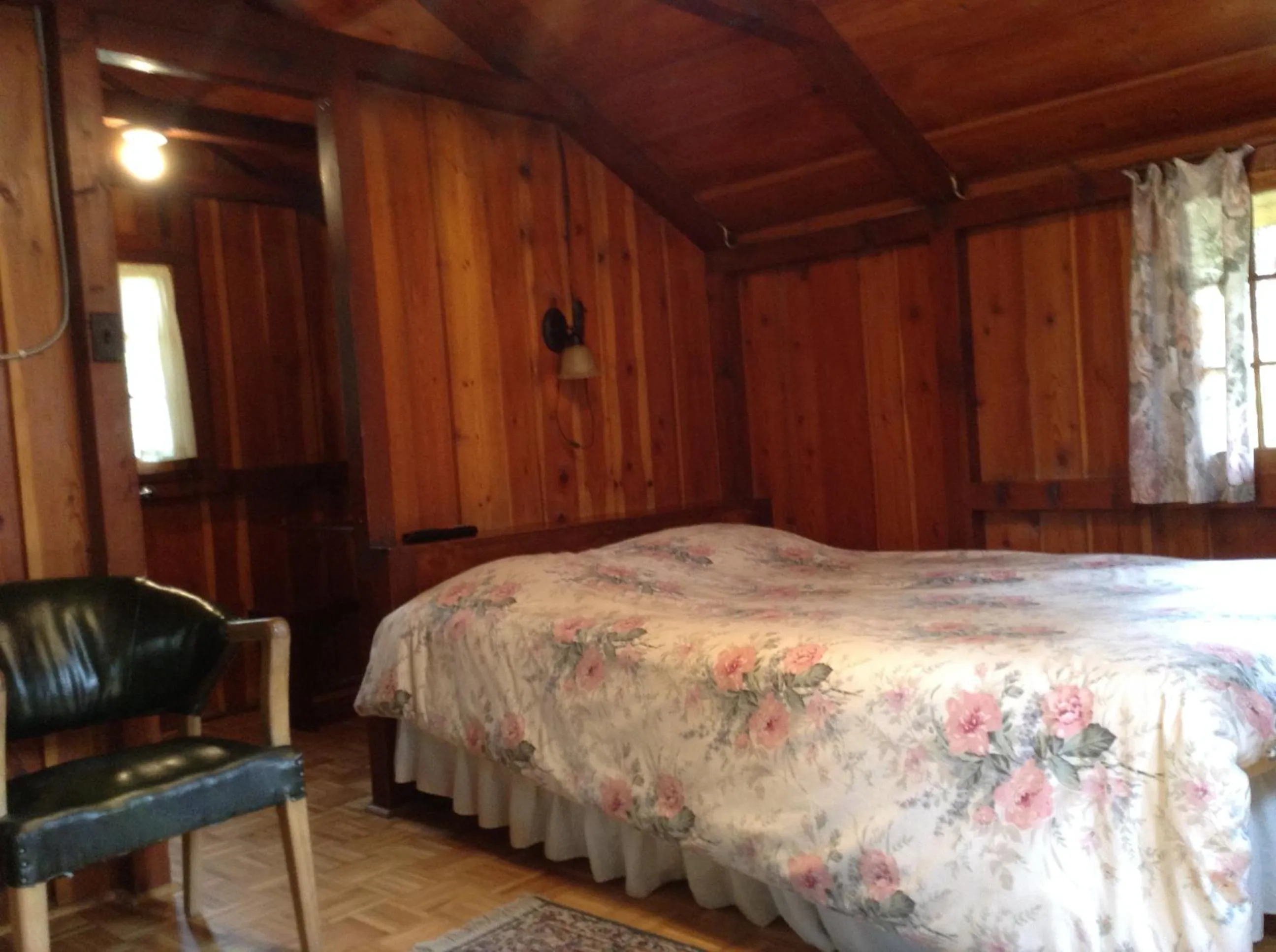 Photo of the whole room, Bed in Addison's Bungalows
