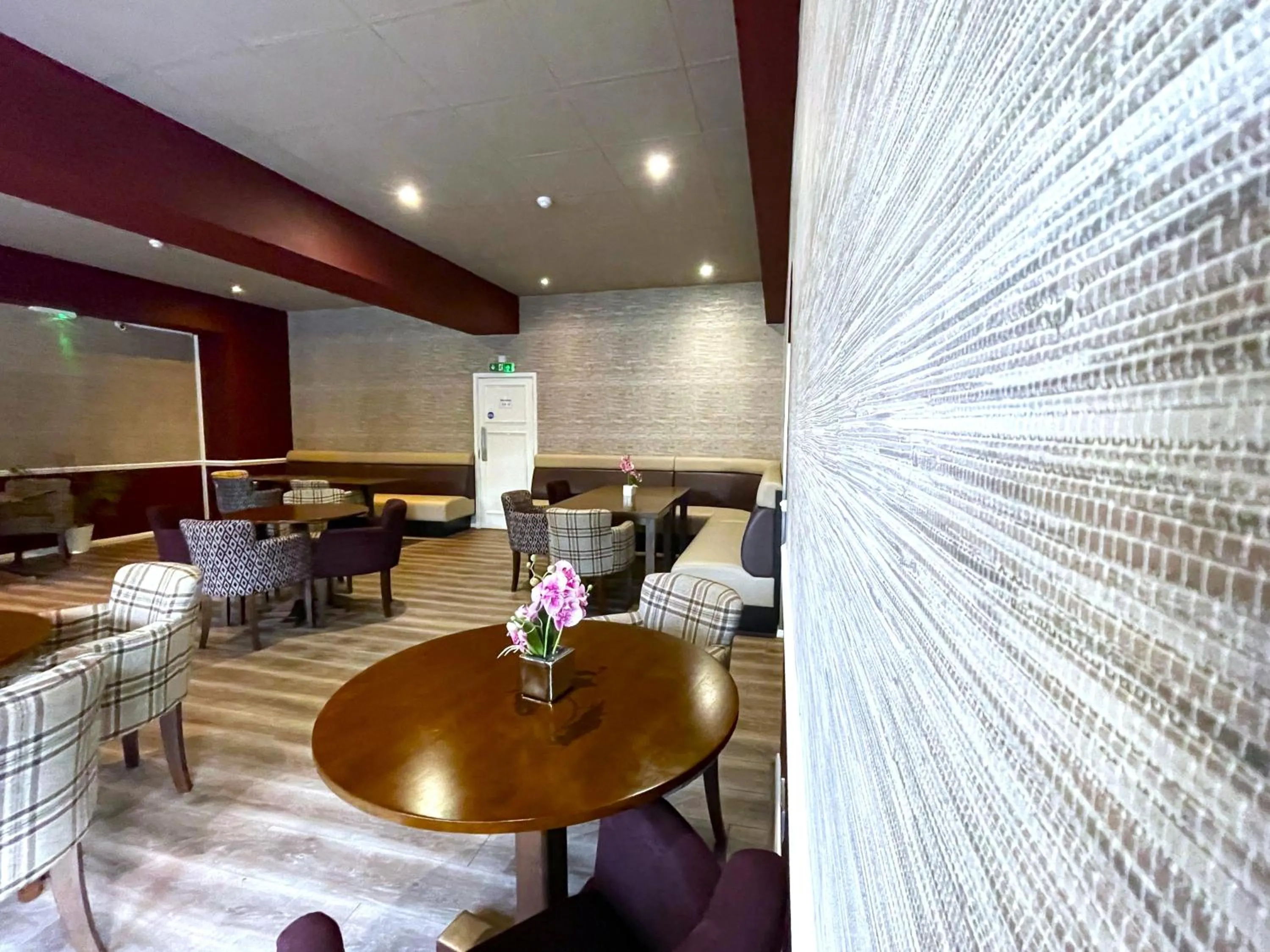 Lounge or bar, Restaurant/Places to Eat in Piccadilly Hotel