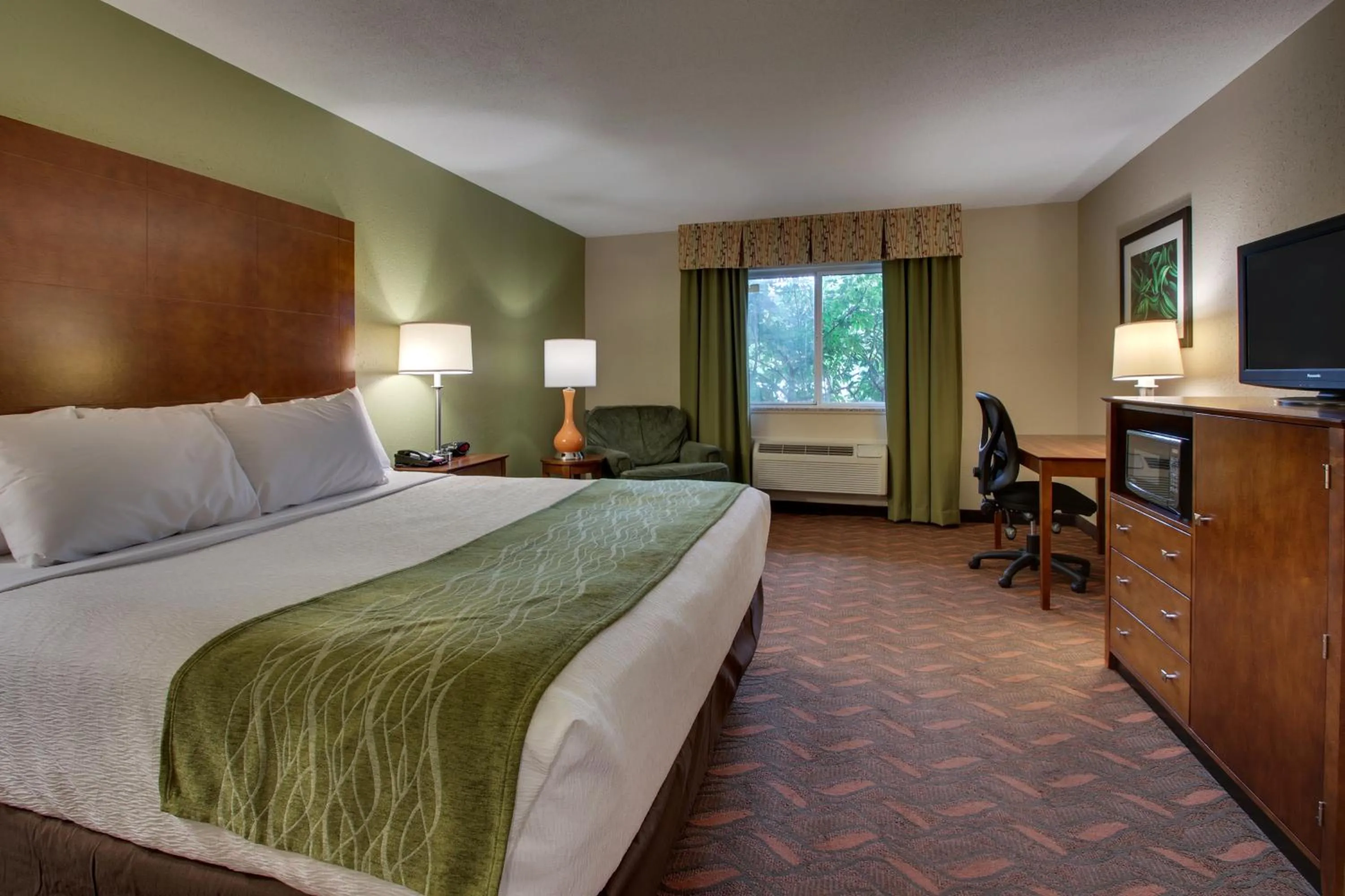 Photo of the whole room, Bed in Greenfield Inn & Suites Elizabethtown, KY I65 Exit 94