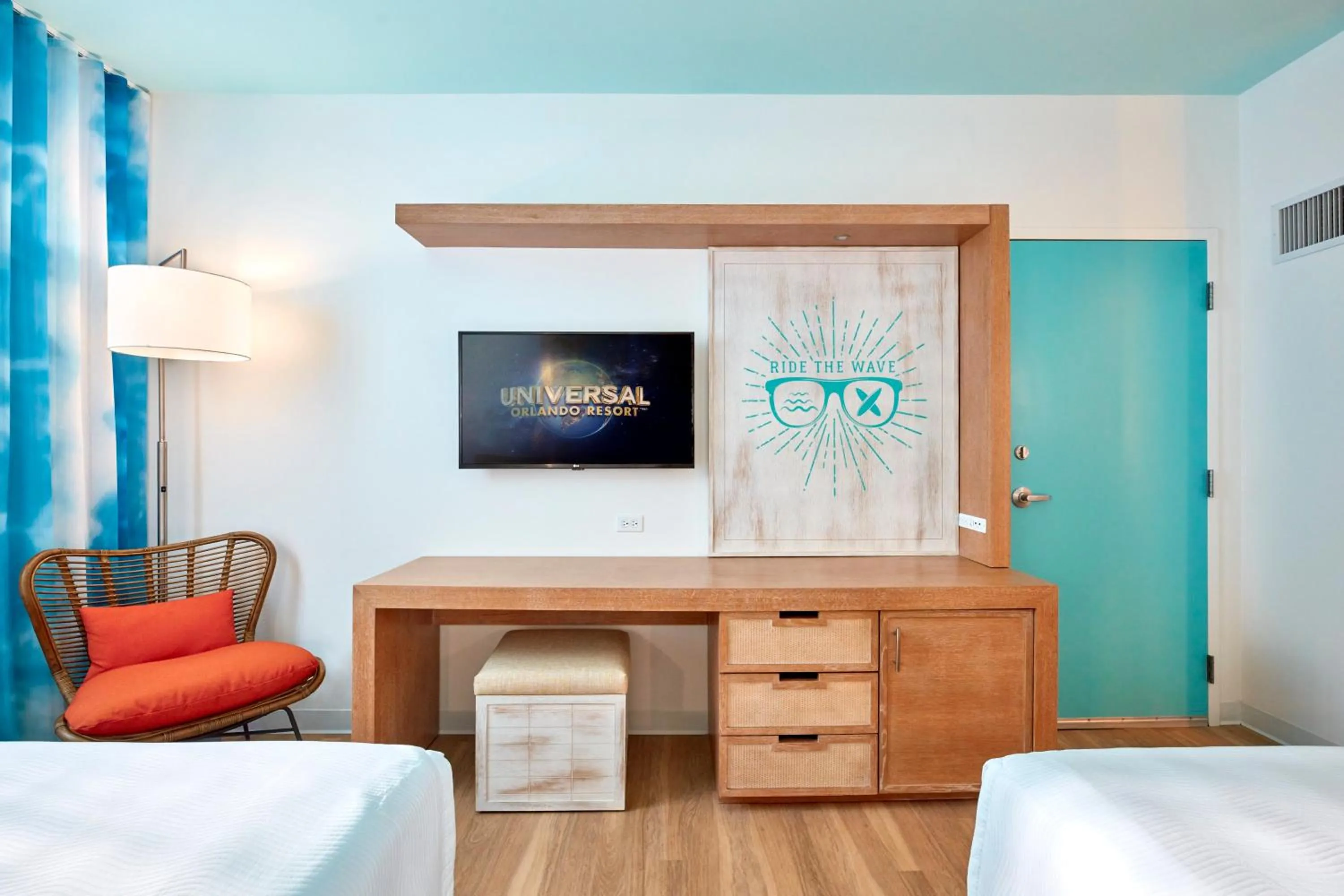 TV and multimedia, Bed in Universal's Endless Summer Resort - Surfside Inn and Suites
