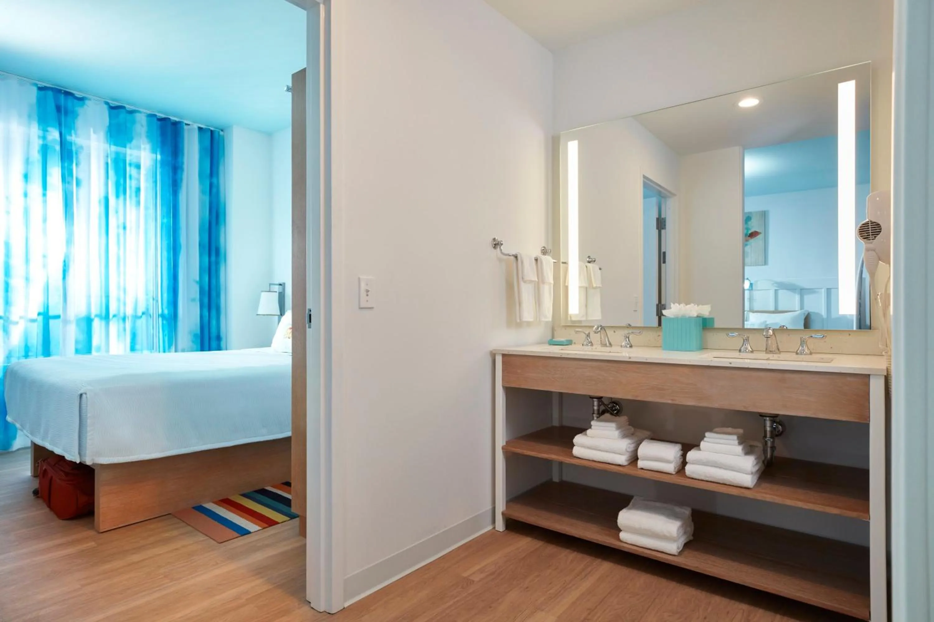Bathroom, Bed in Universal's Endless Summer Resort - Surfside Inn and Suites