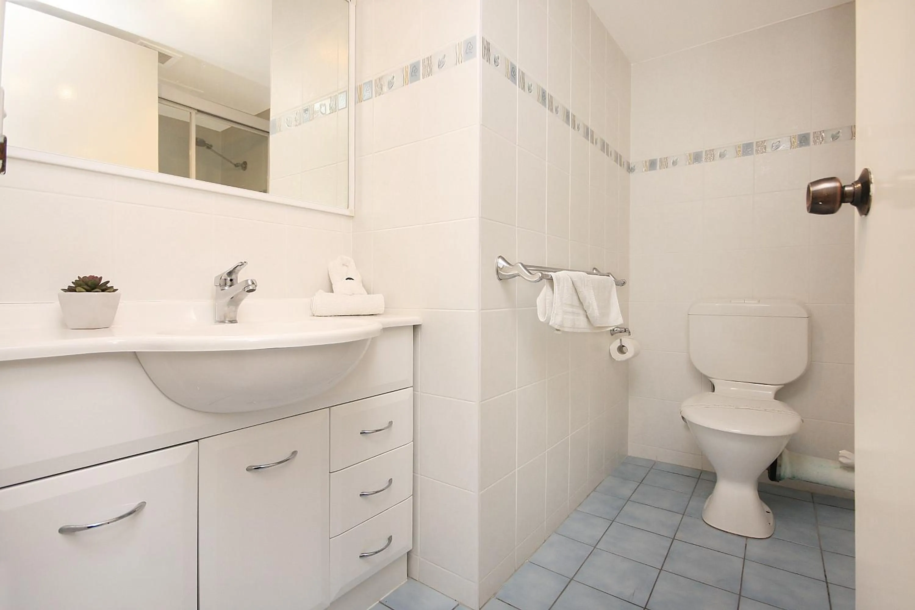 Bathroom in Spindrift on the Beach - Absolute Beachfront