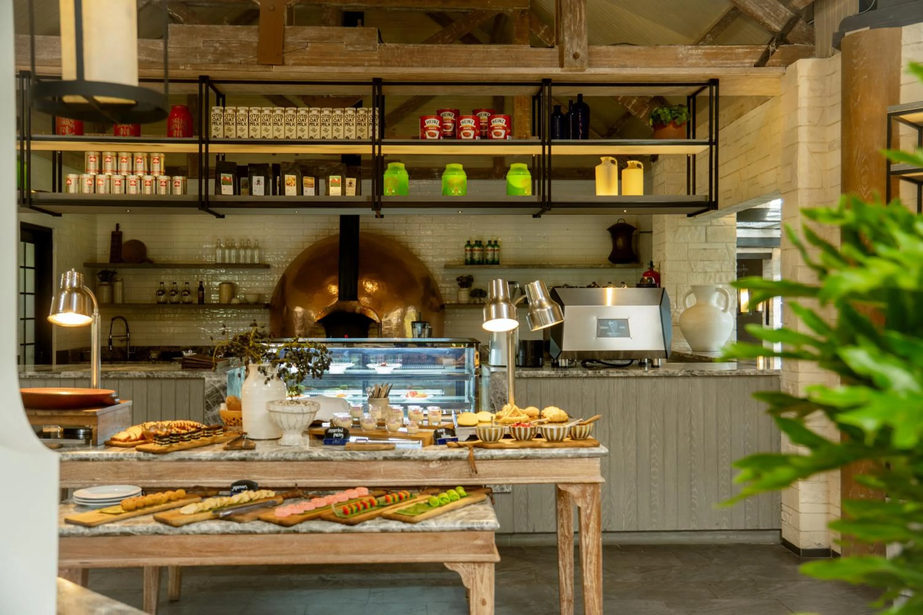 Restaurant/places to eat in Novus Giri Resort & Spa