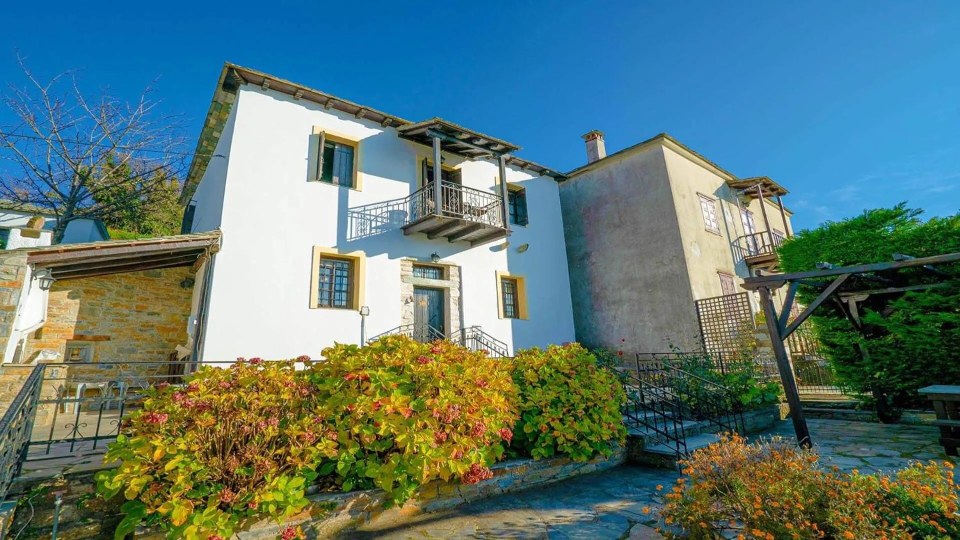 Property building in Chrissi Nefeli