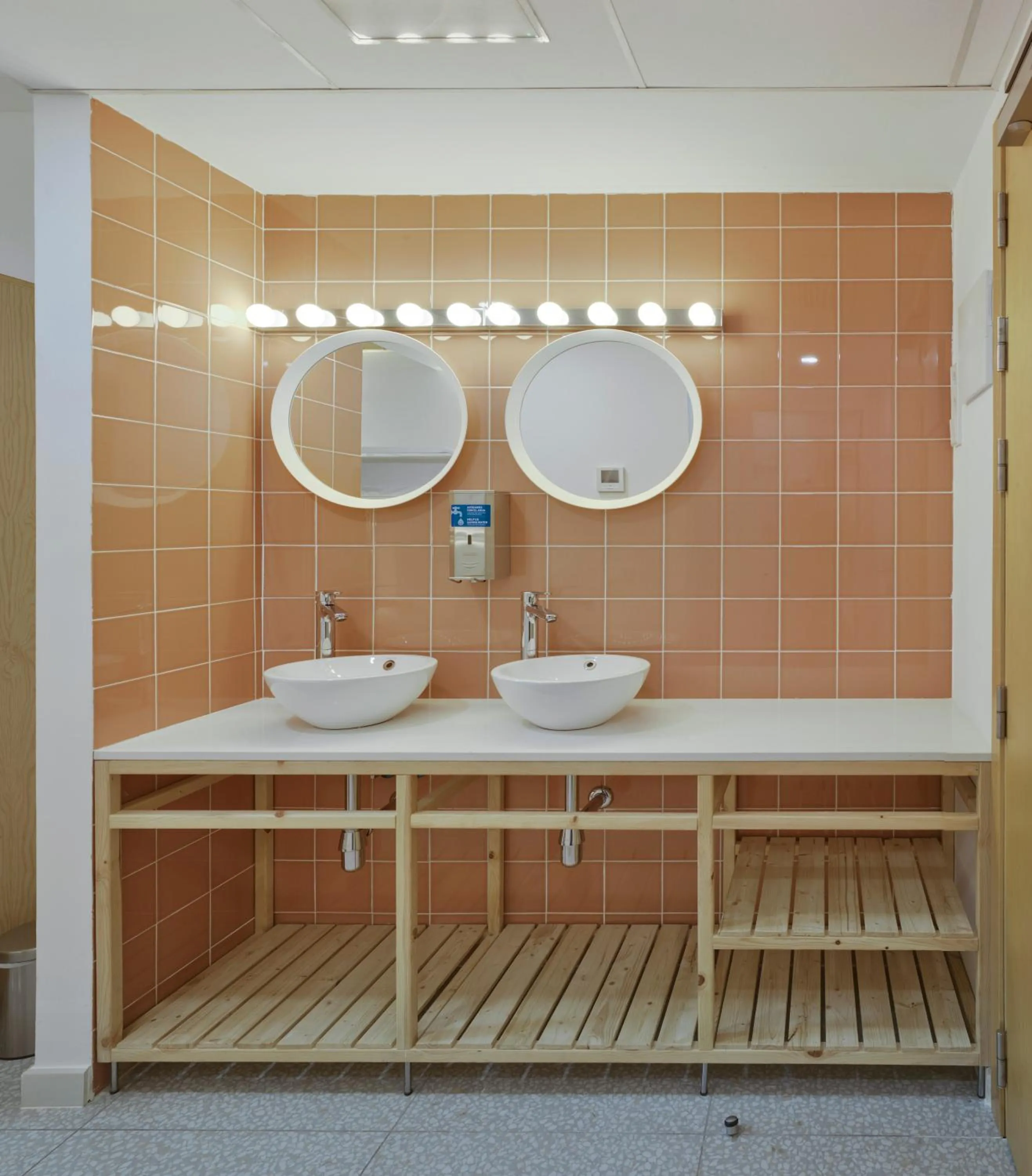 Toilet in Loop INN Hostel Cartagena