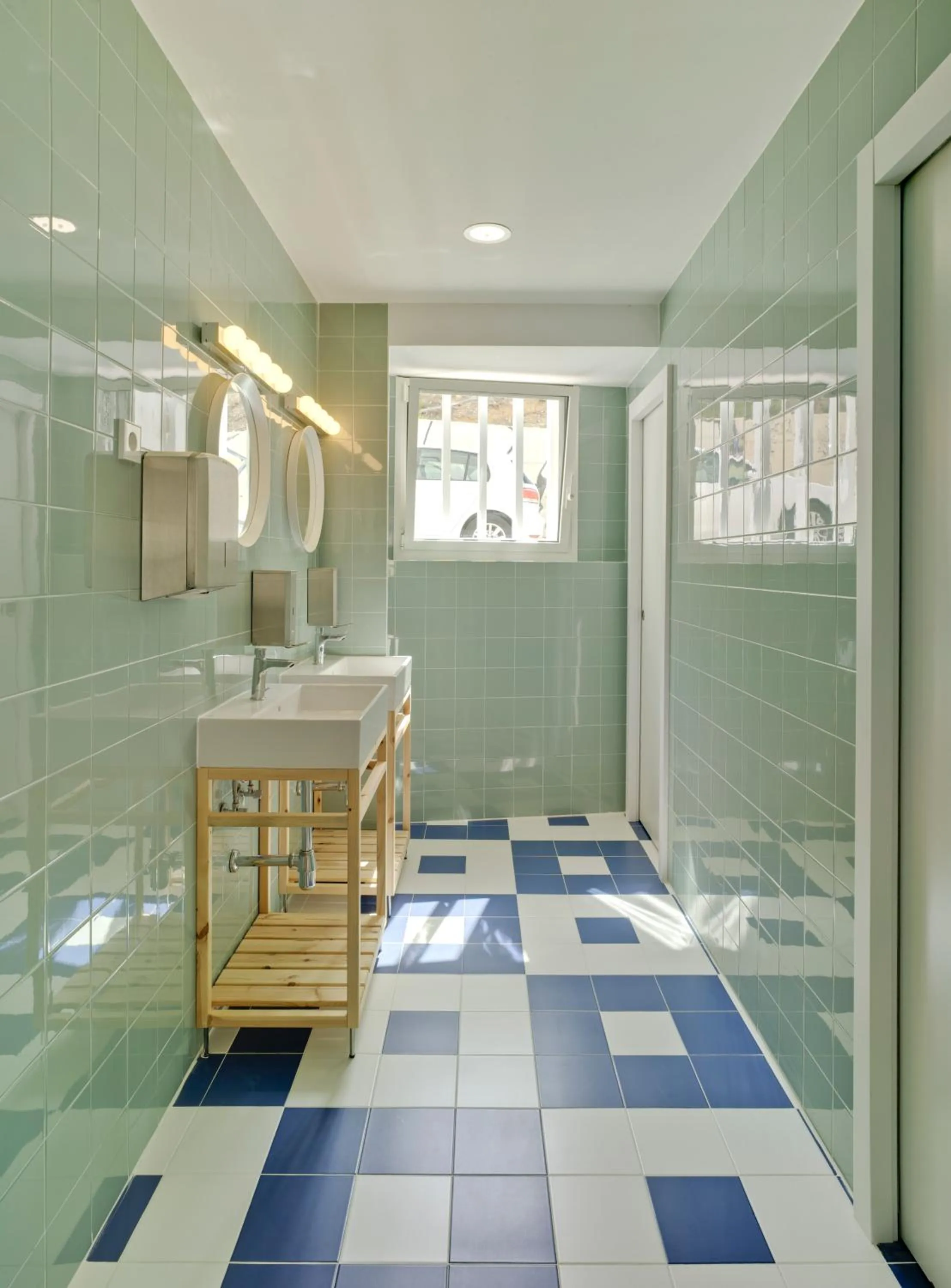 Public Bath in Loop INN Hostel Cartagena