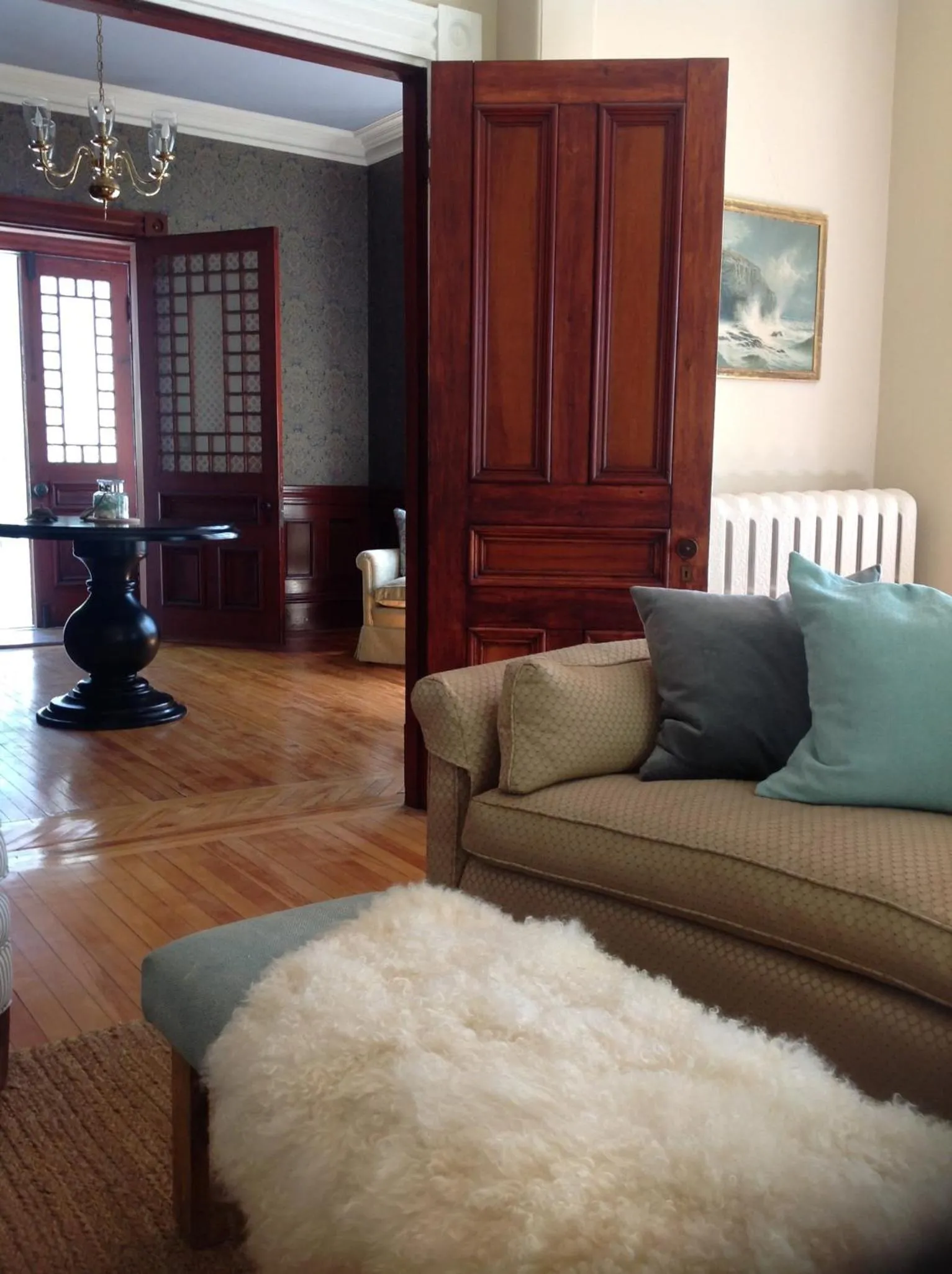 Communal lounge/ TV room in The Library Inn