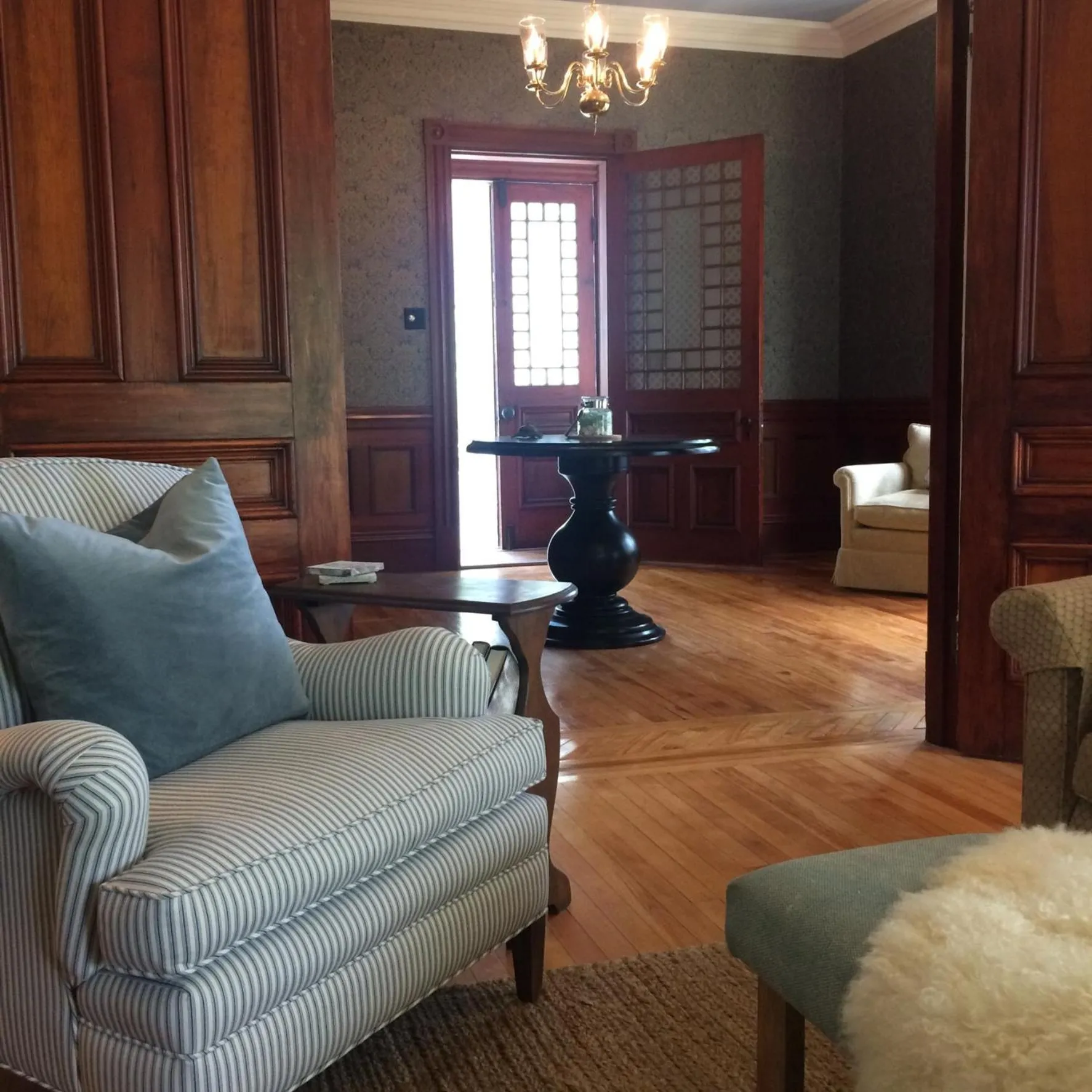 Communal lounge/ TV room in The Library Inn