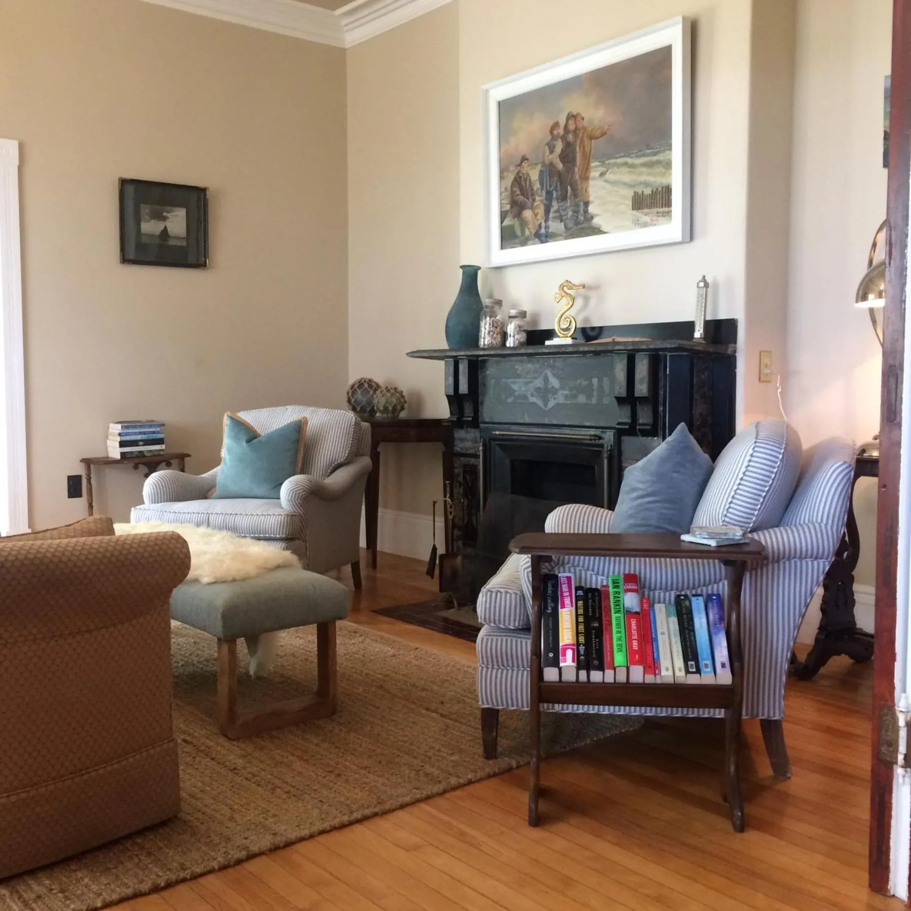 Communal lounge/ TV room in The Library Inn
