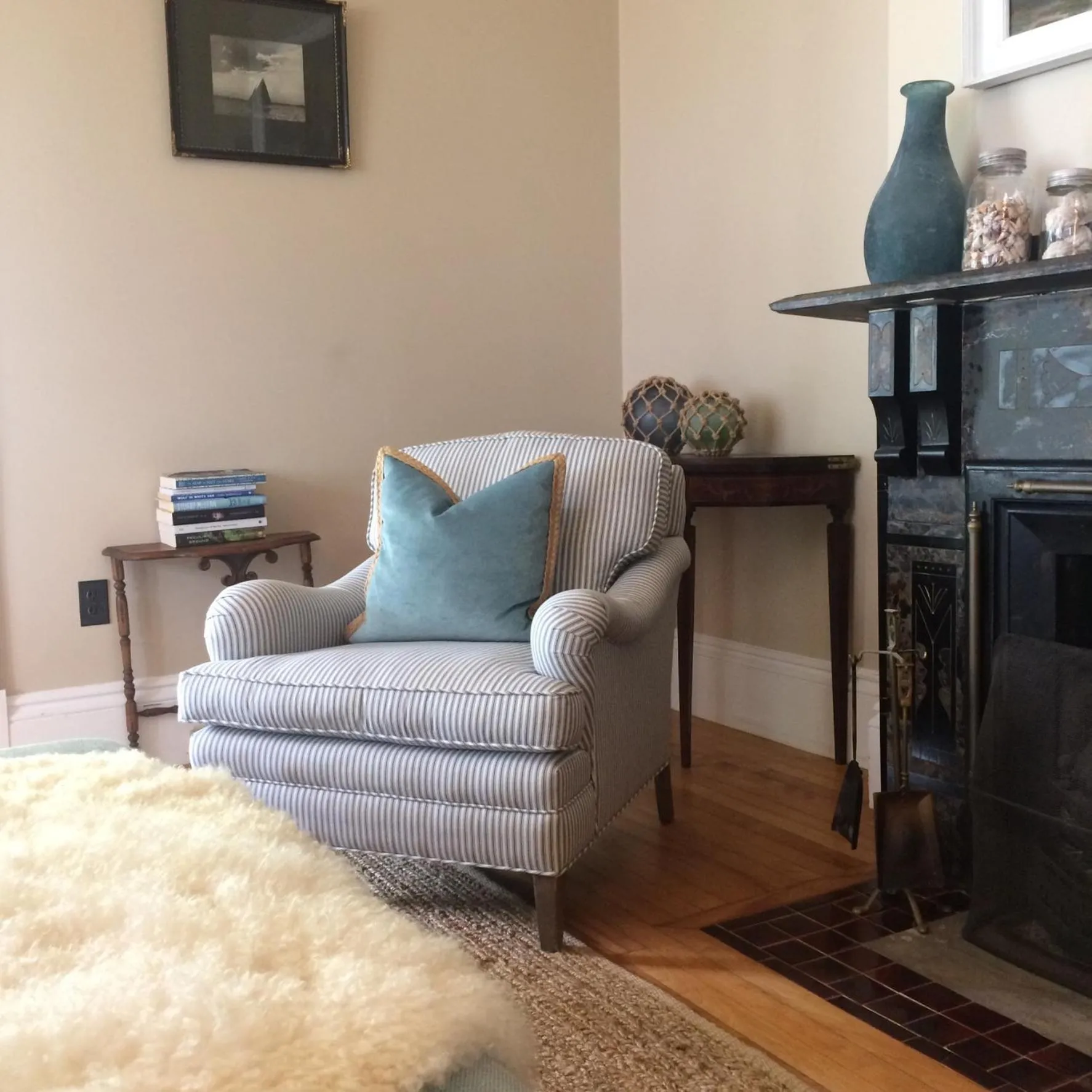 Communal lounge/ TV room in The Library Inn