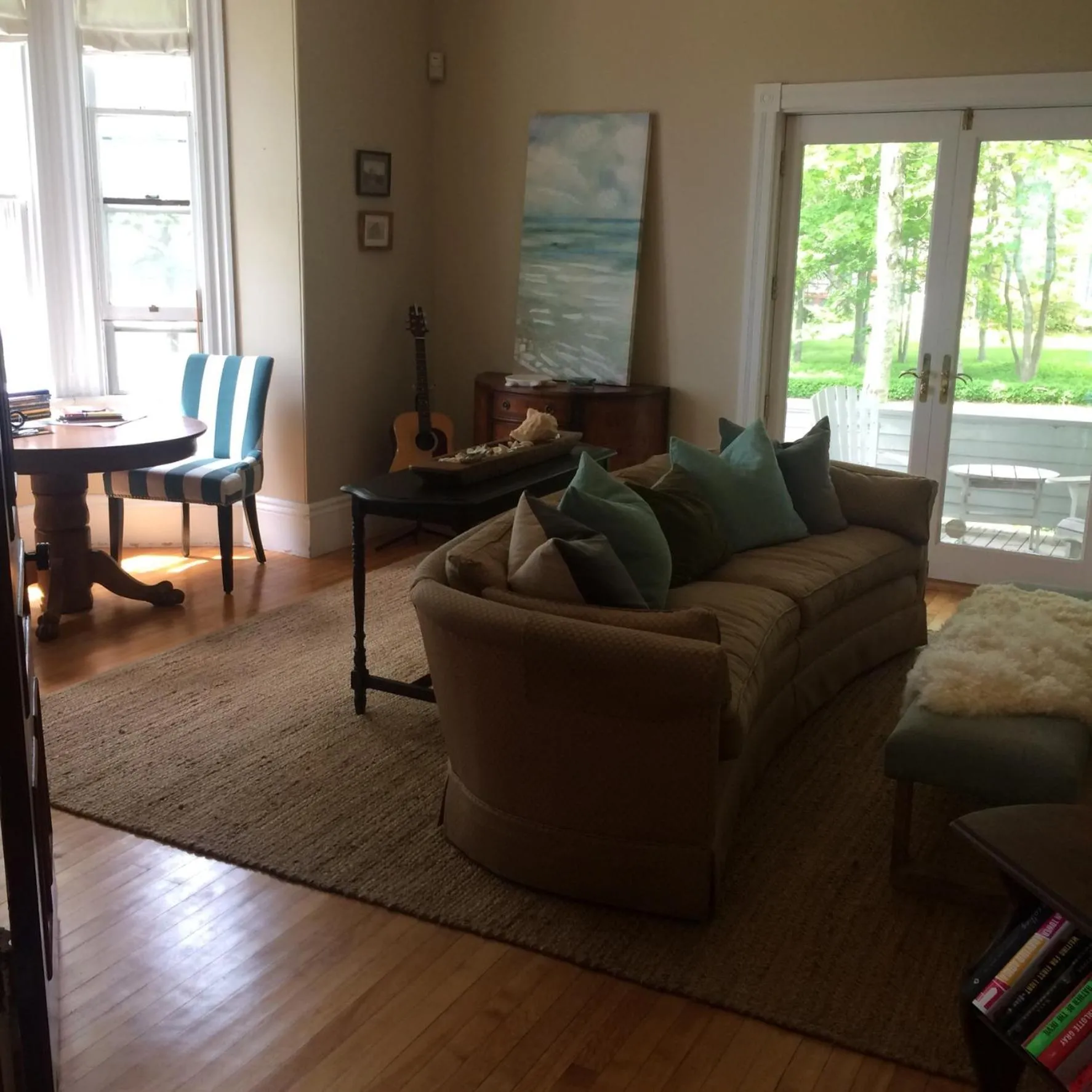 Communal lounge/ TV room in The Library Inn