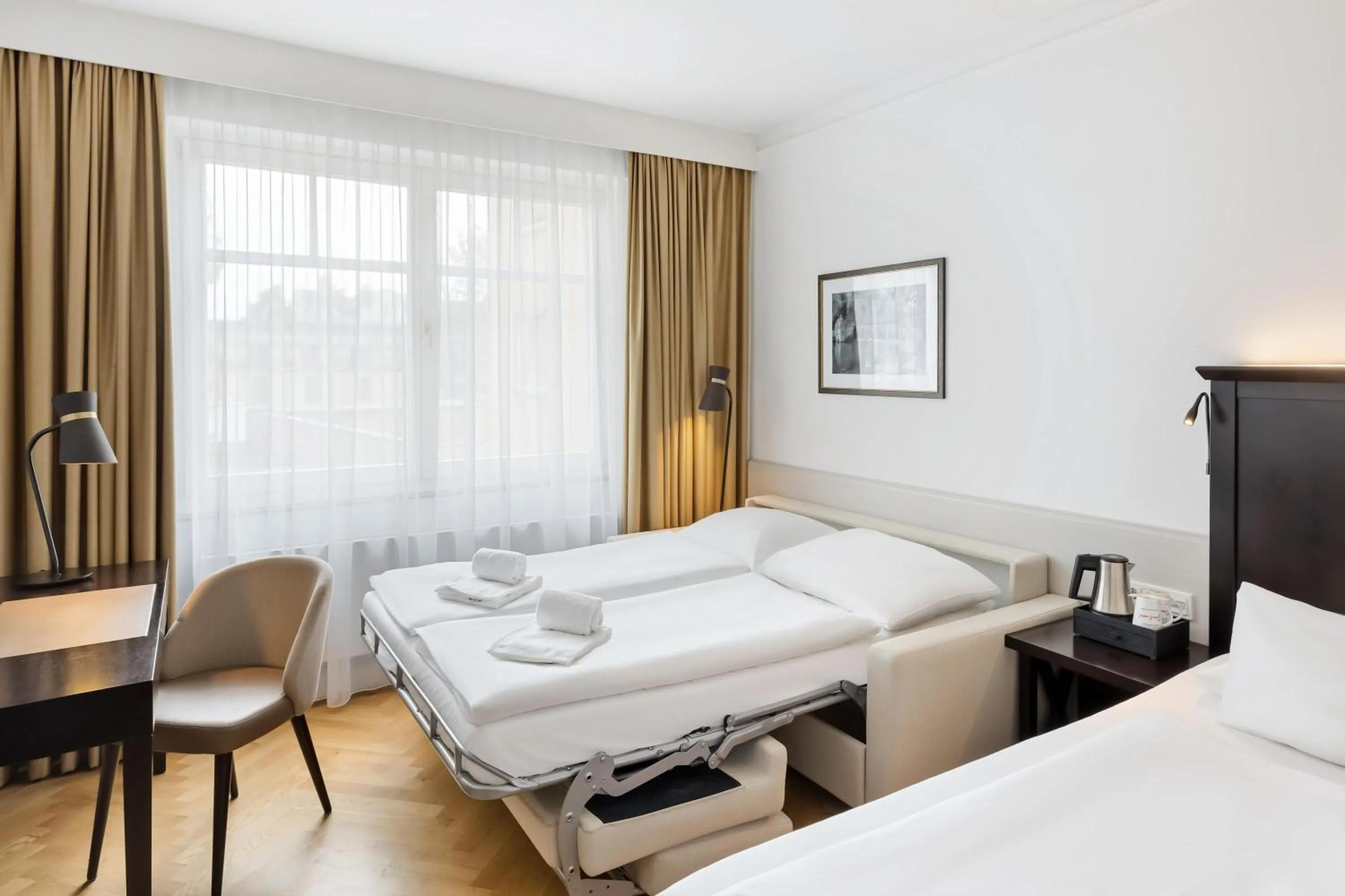 Photo of the whole room, Bed in Austria Trend Parkhotel Schönbrunn Wien