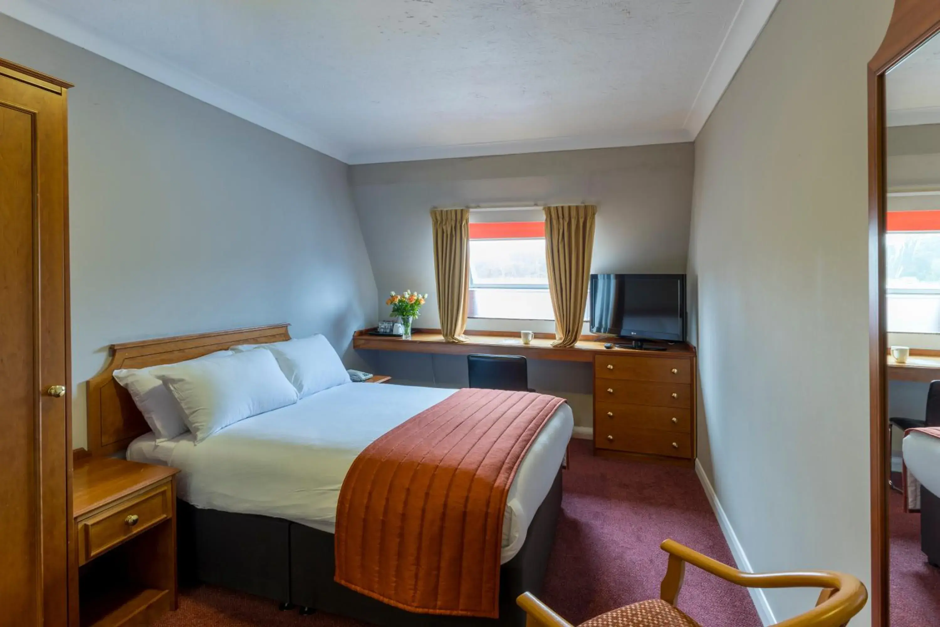 Bed in Lakeside International Hotel Bed in Lakeside International Hotel