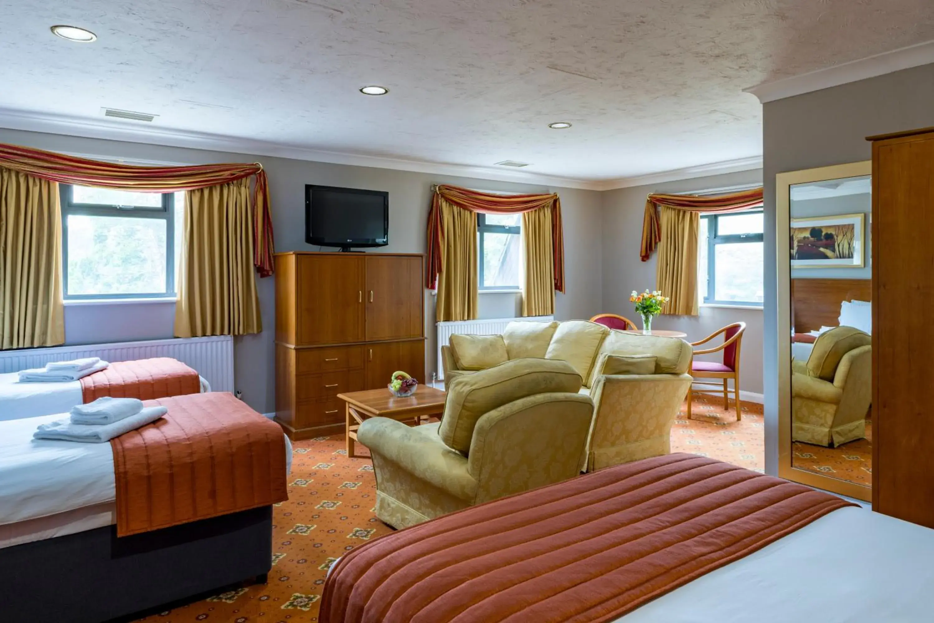 Bed in Lakeside International Hotel Bed in Lakeside International Hotel