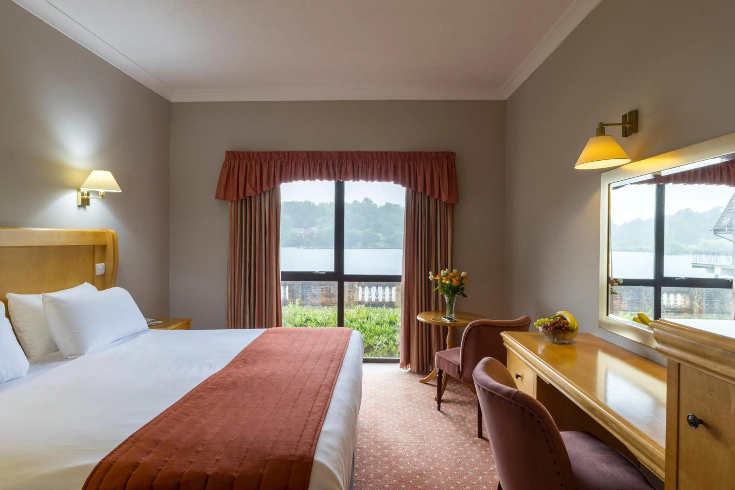 Bed in Lakeside International Hotel