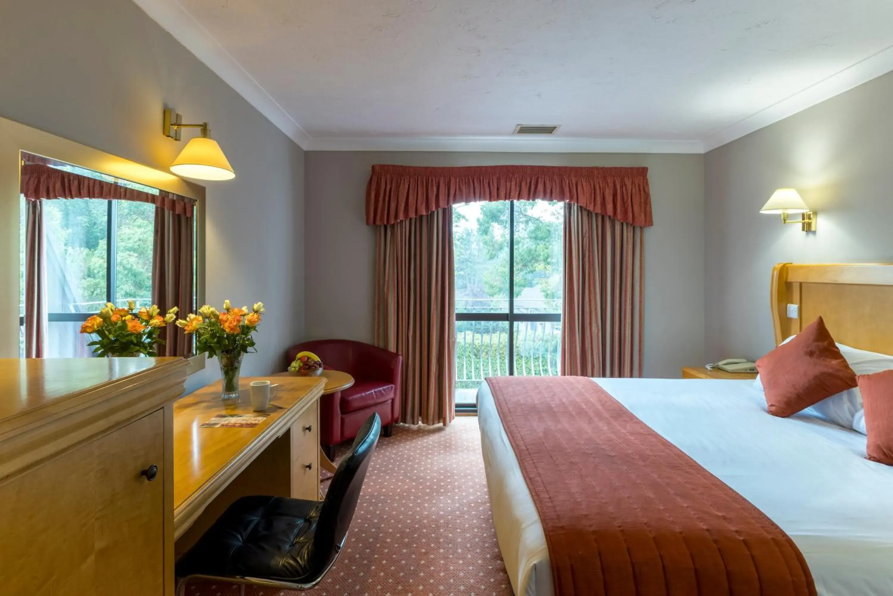 Bed in Lakeside International Hotel Bed in Lakeside International Hotel