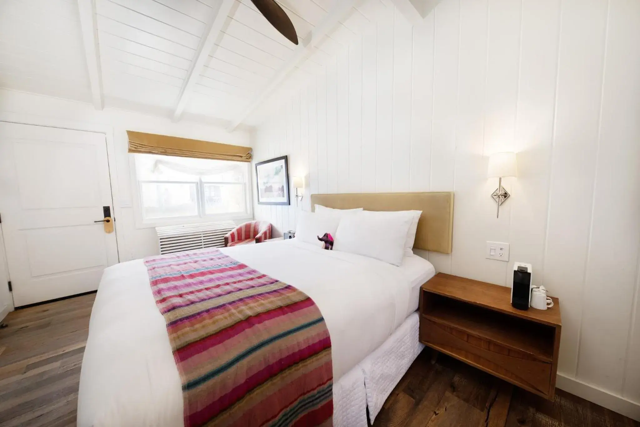 Bedroom, Bed in Skyview Los Alamos - 21 & Over Pool Bedroom, Bed in Skyview Los Alamos - 21 & Over Pool