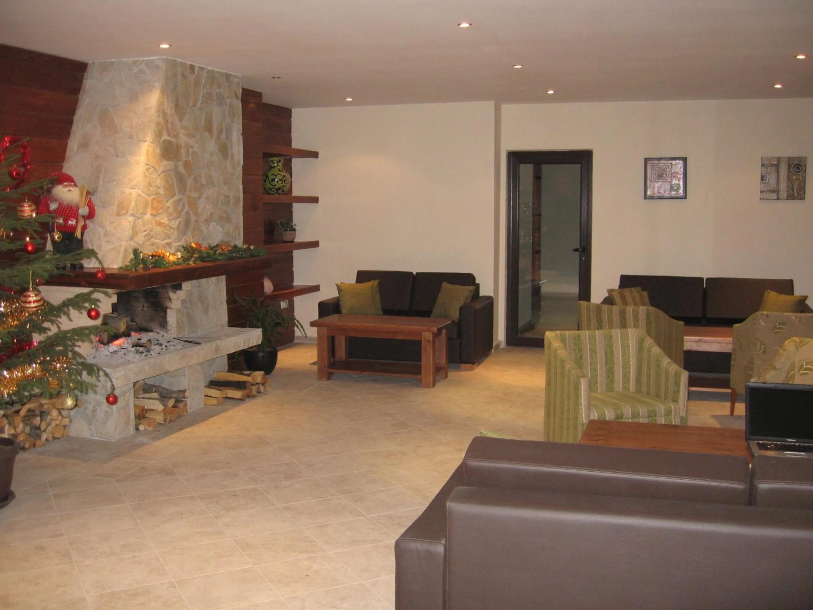 Lounge or bar in Chamkoria Chalets