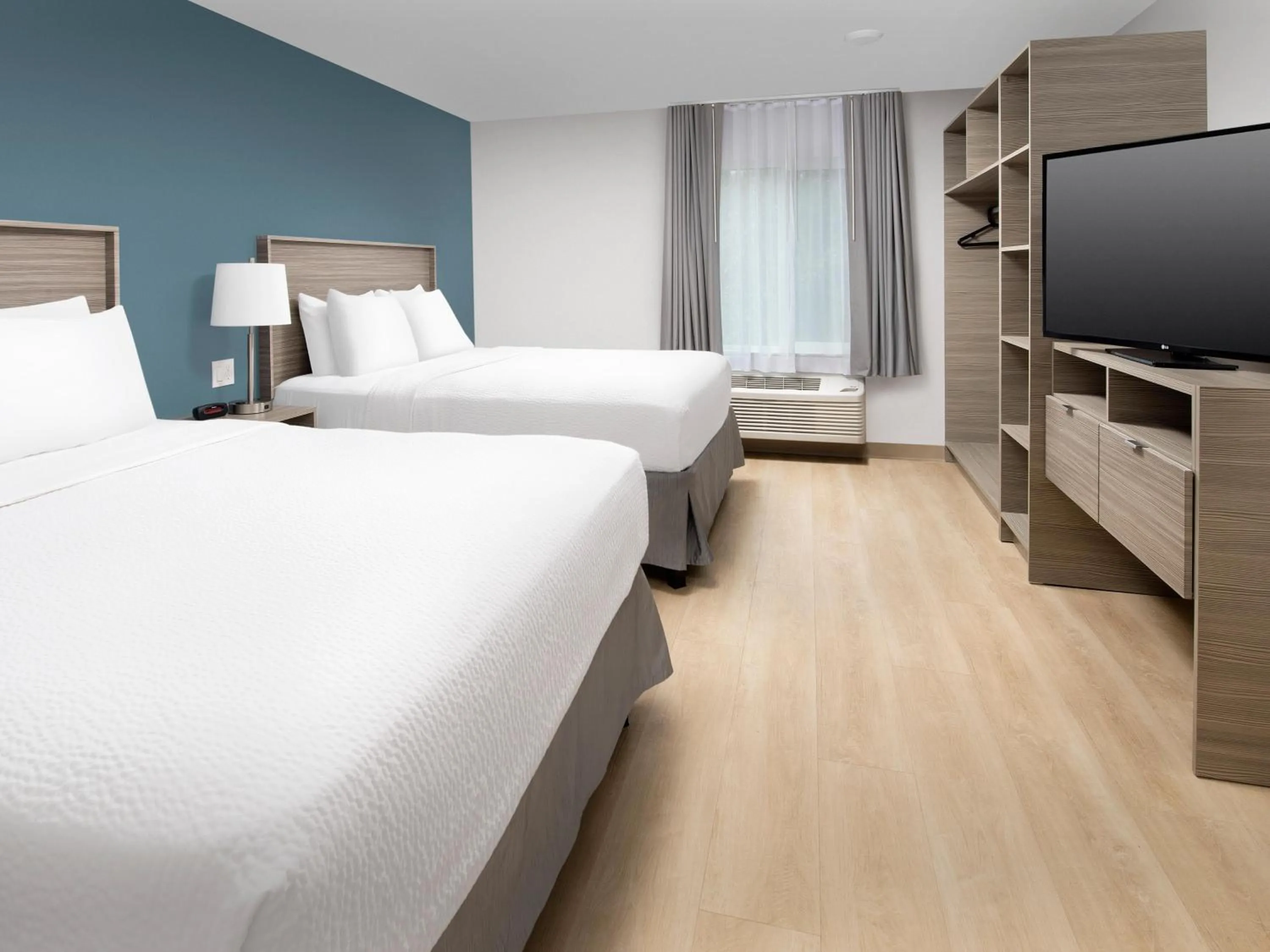 Bed in WoodSpring Suites Seattle Tukwila