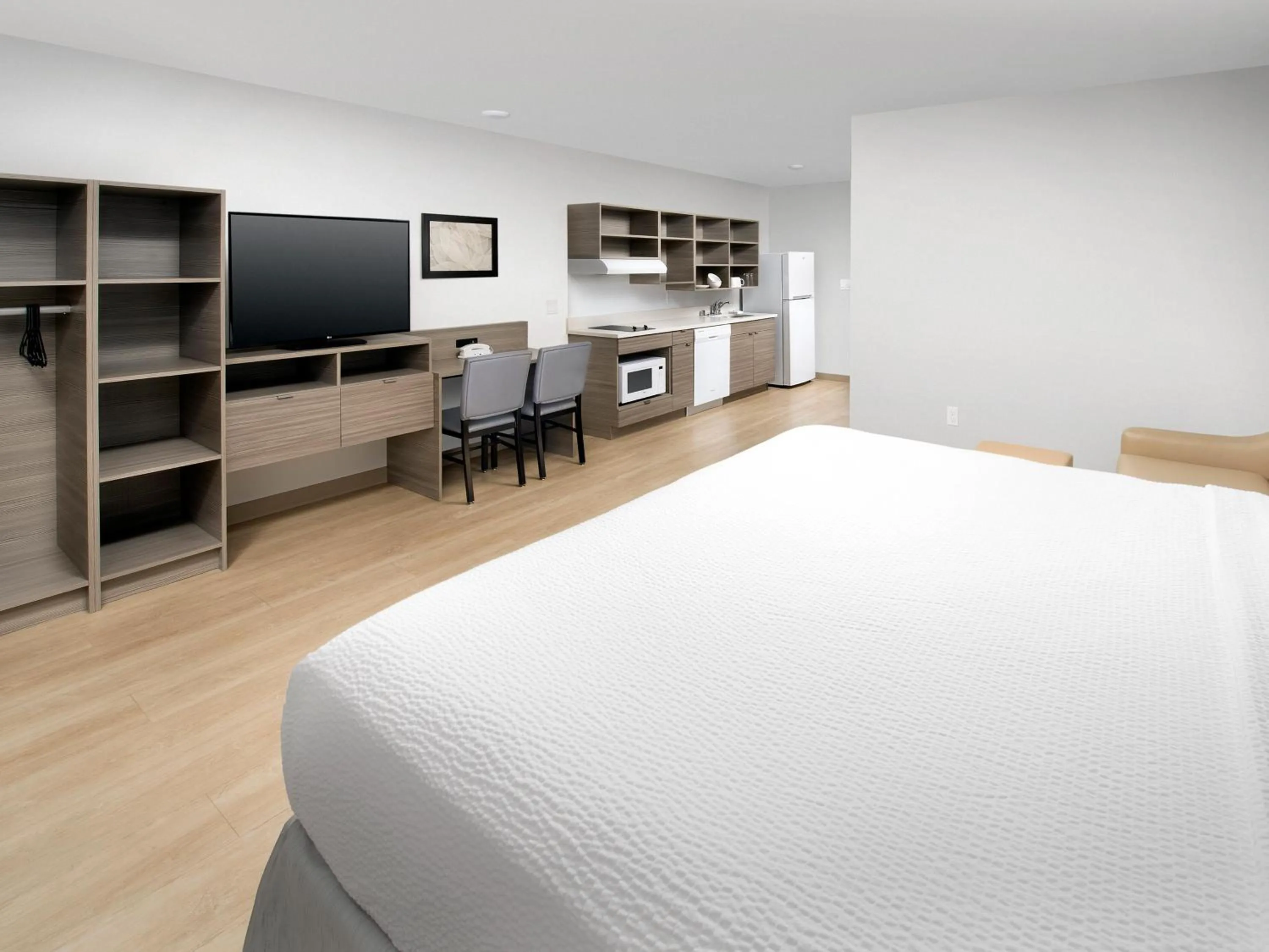 Bed in WoodSpring Suites Seattle Tukwila