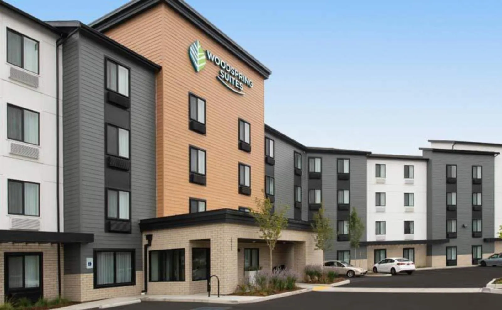 Facade/entrance in WoodSpring Suites Seattle Tukwila