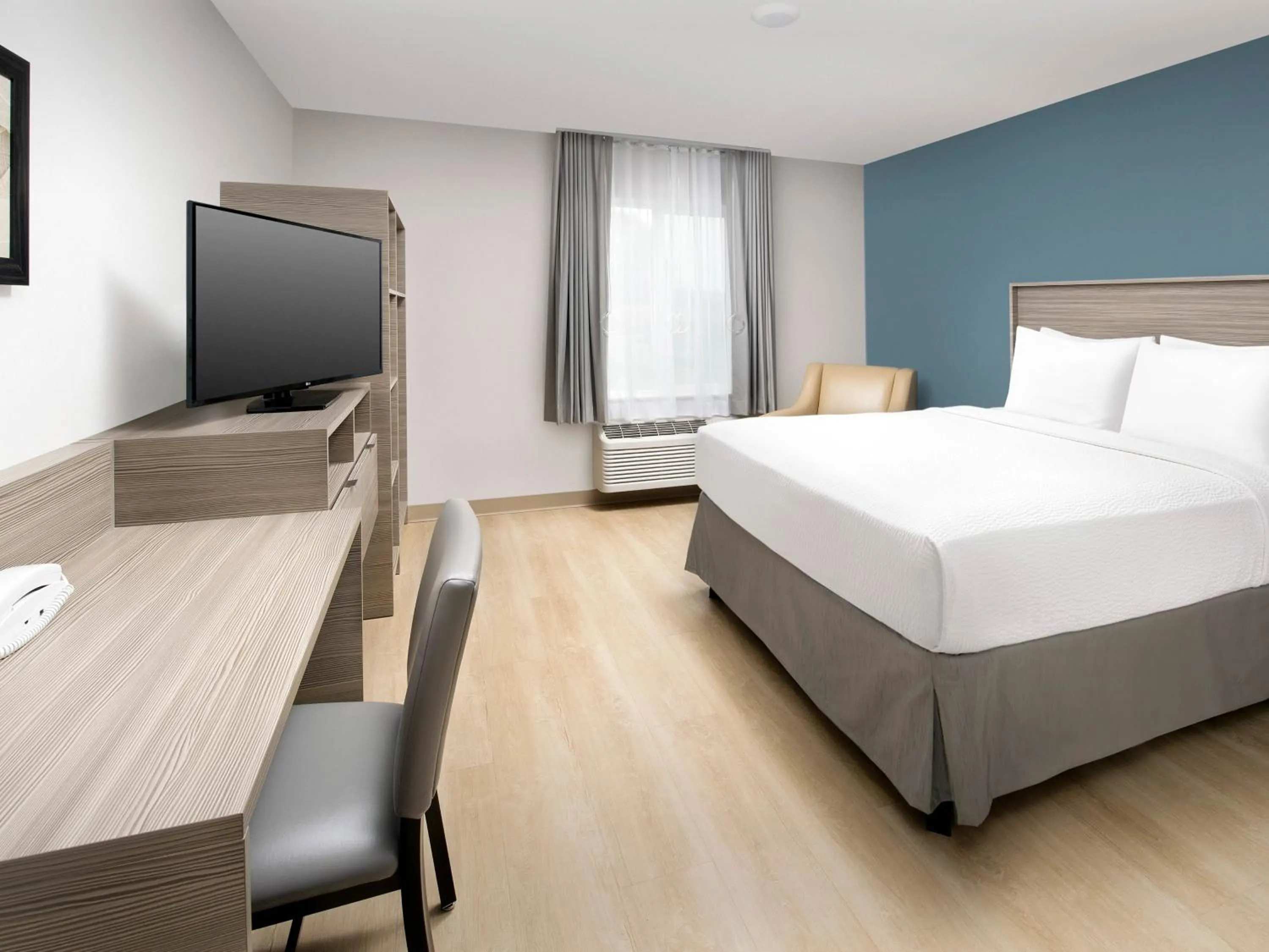 Bed in WoodSpring Suites Seattle Tukwila