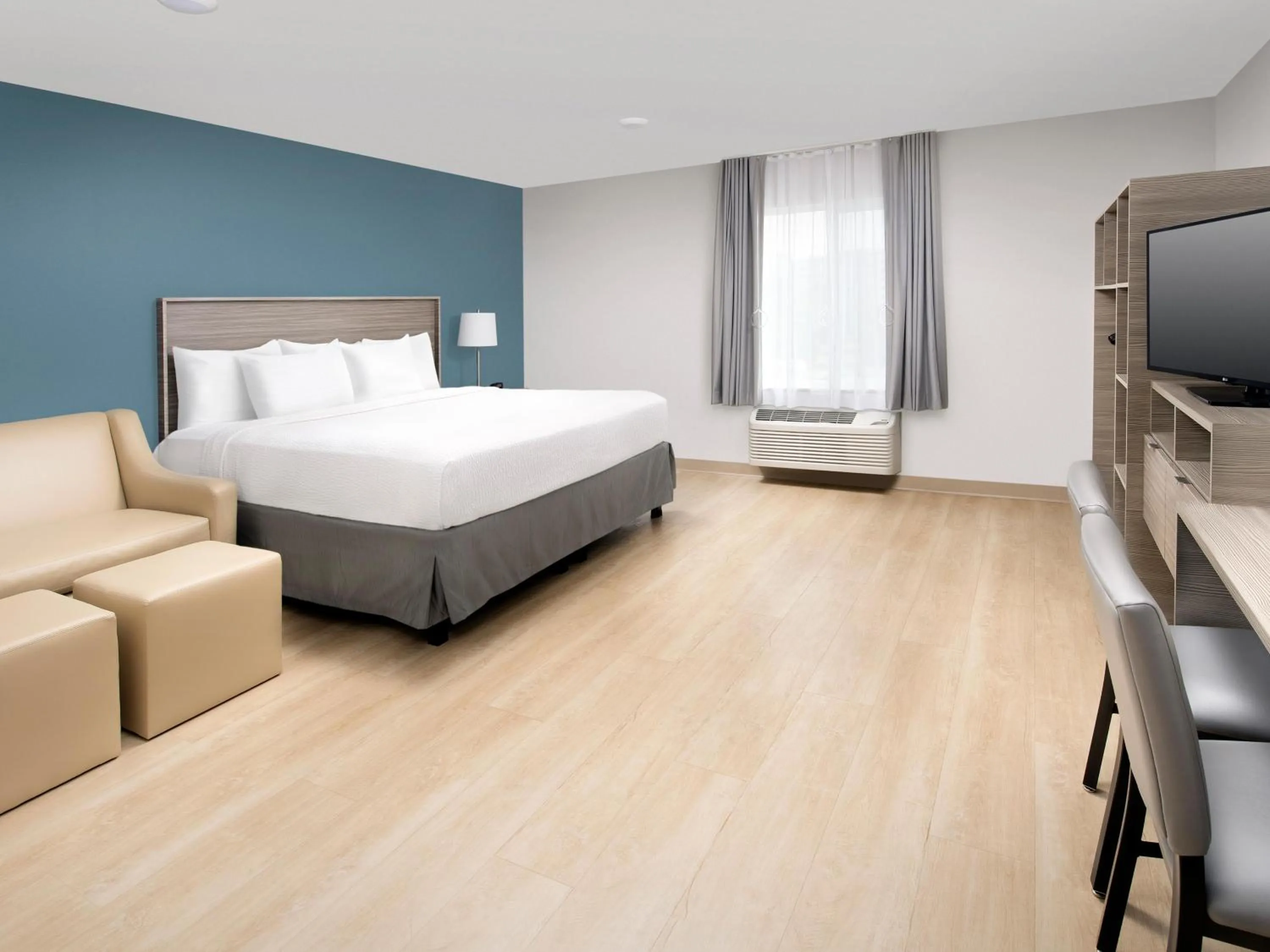 Bed in WoodSpring Suites Seattle Tukwila