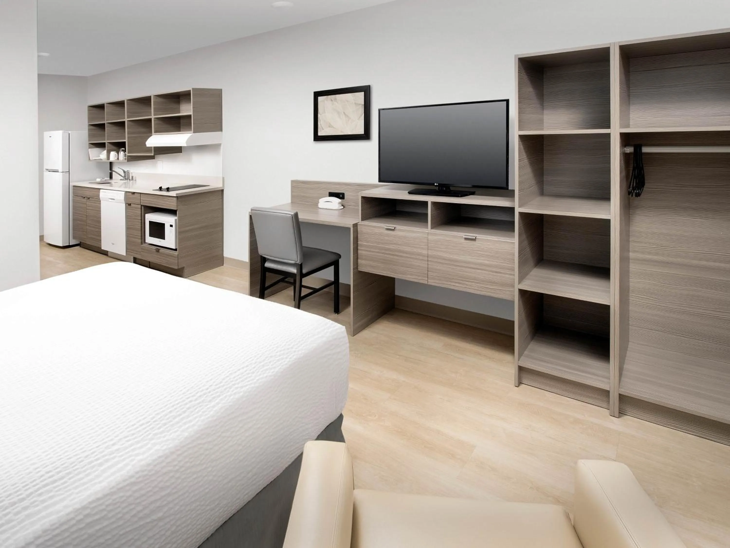 Bed in WoodSpring Suites Seattle Tukwila