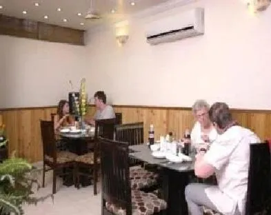 Restaurant/places to eat in Wood Castle