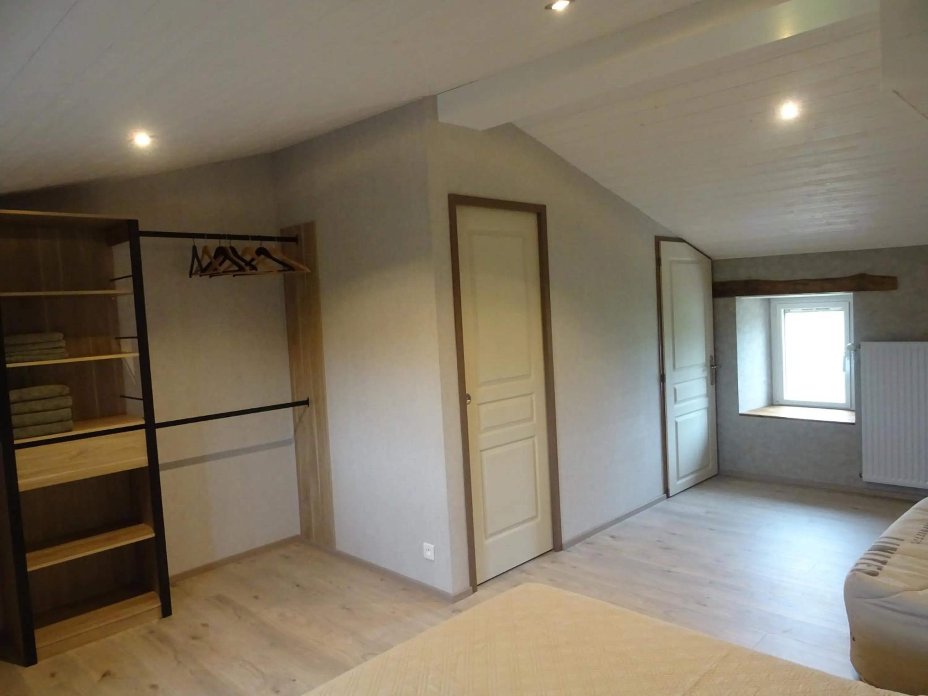 Shower, Bed in La Lauriére