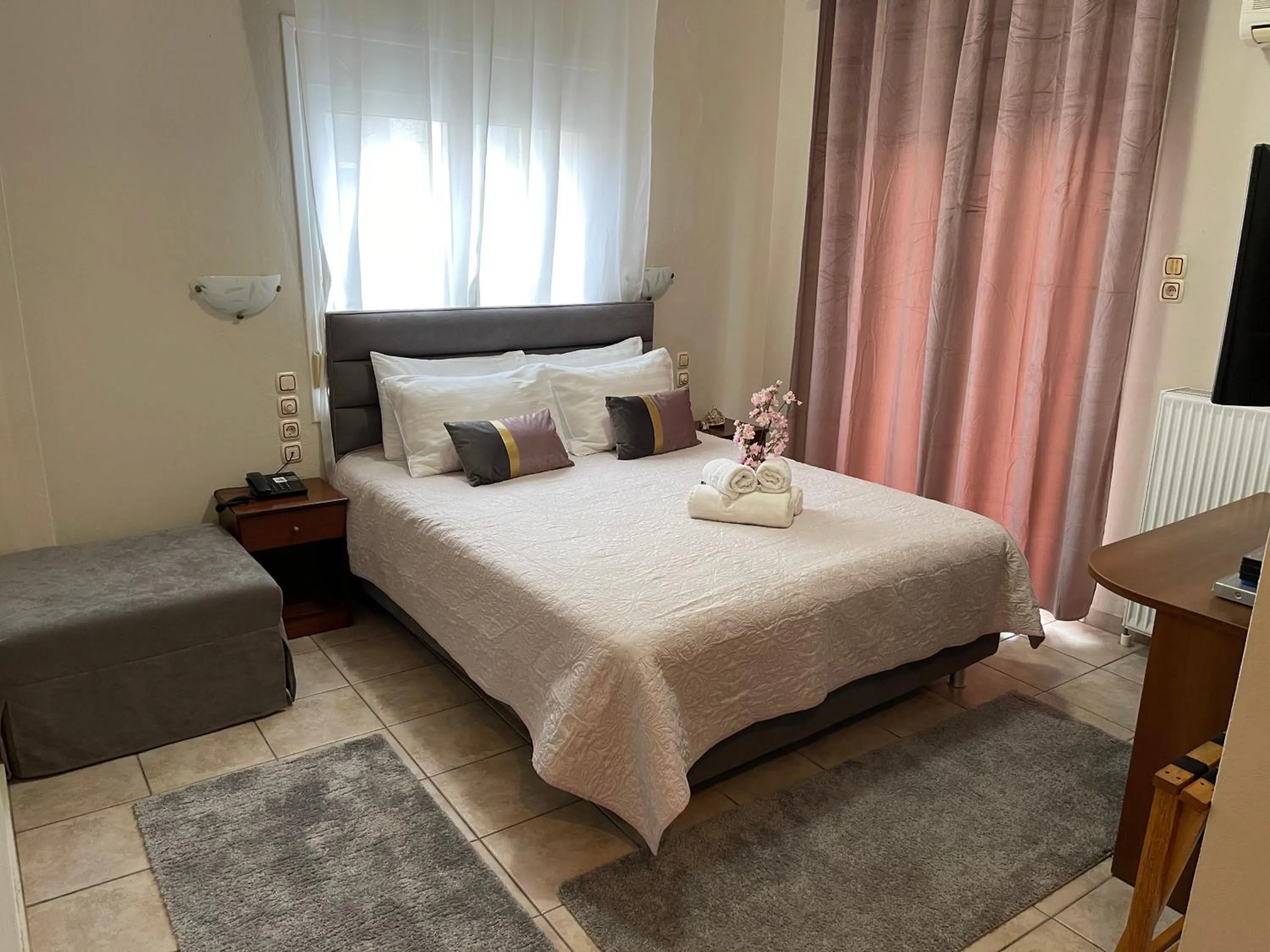 Bed in Hotel Karagianni