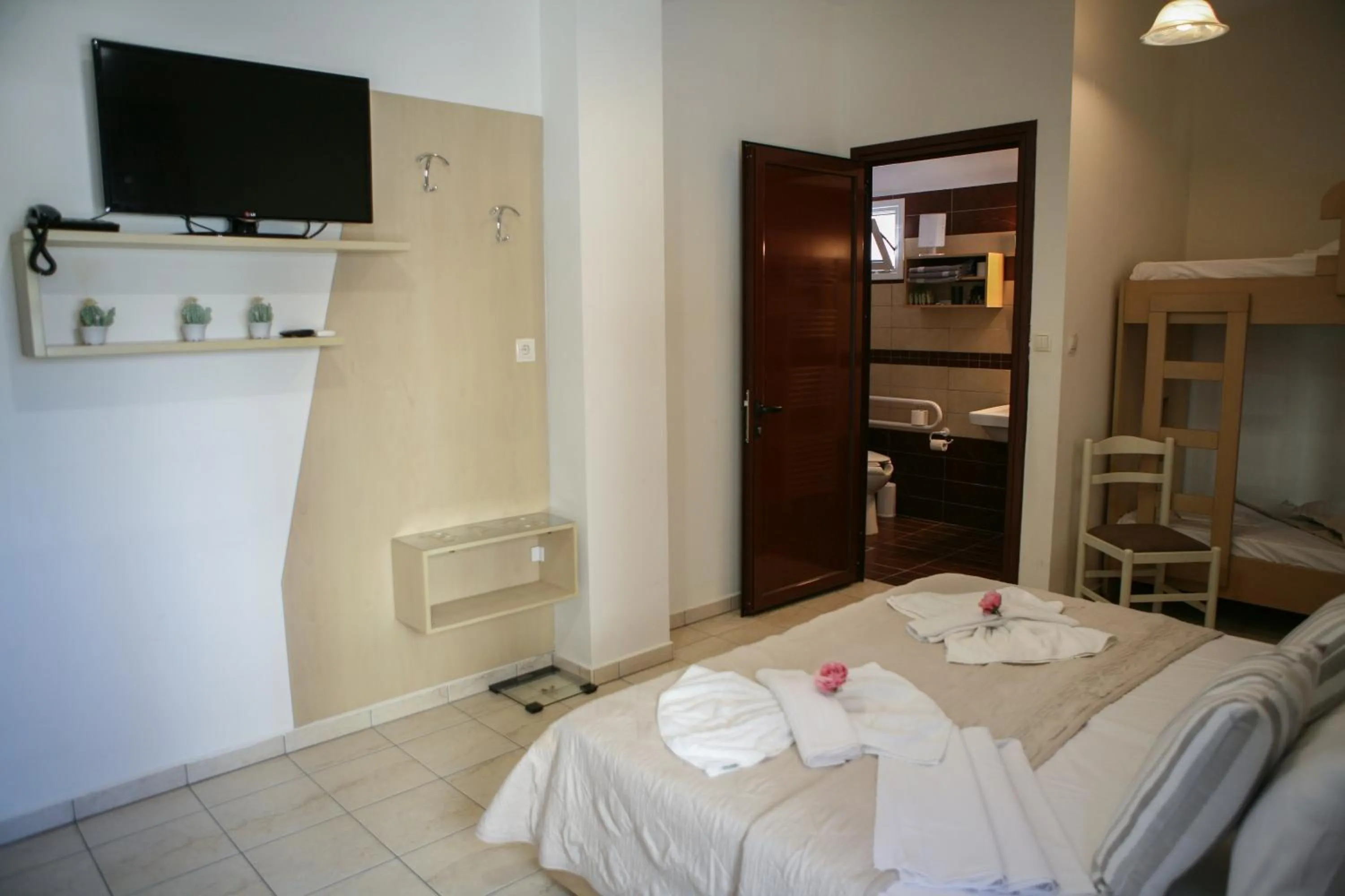 TV and multimedia, Bed in Hotel Karagianni