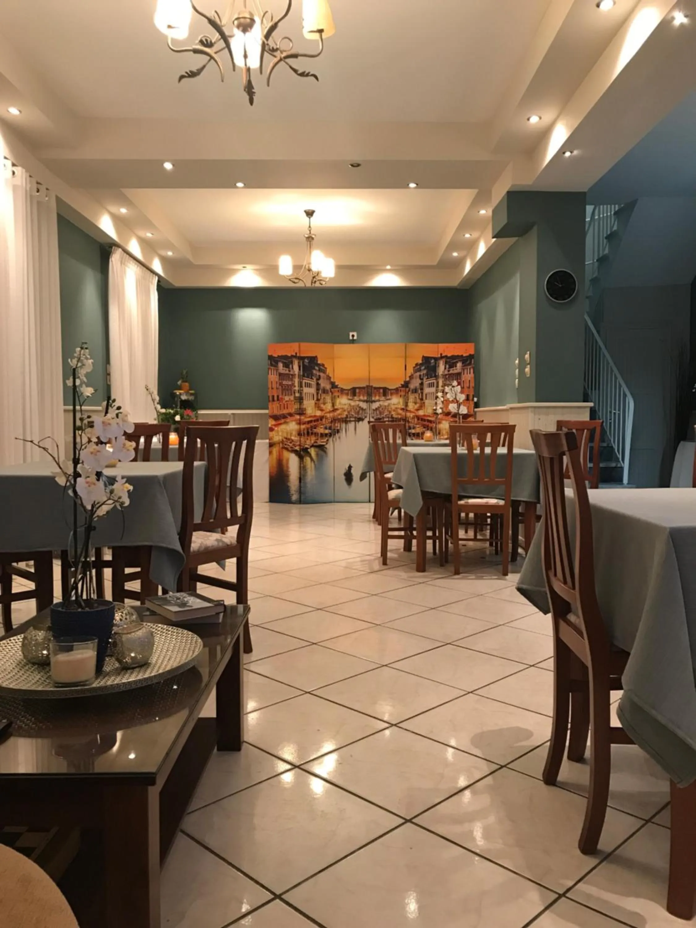 Communal lounge/ TV room in Hotel Karagianni