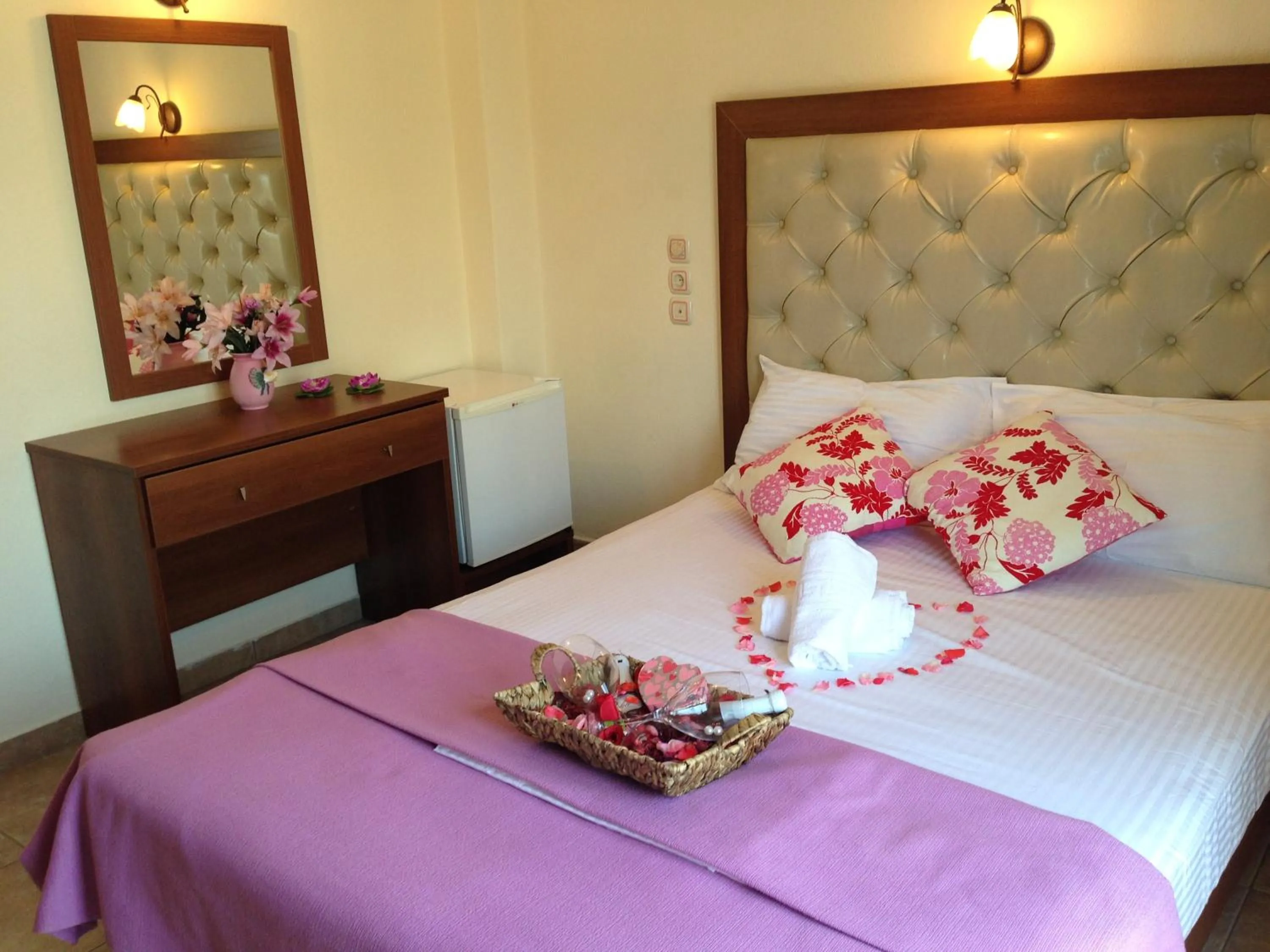 Bedroom, Bed in Hotel Karagianni