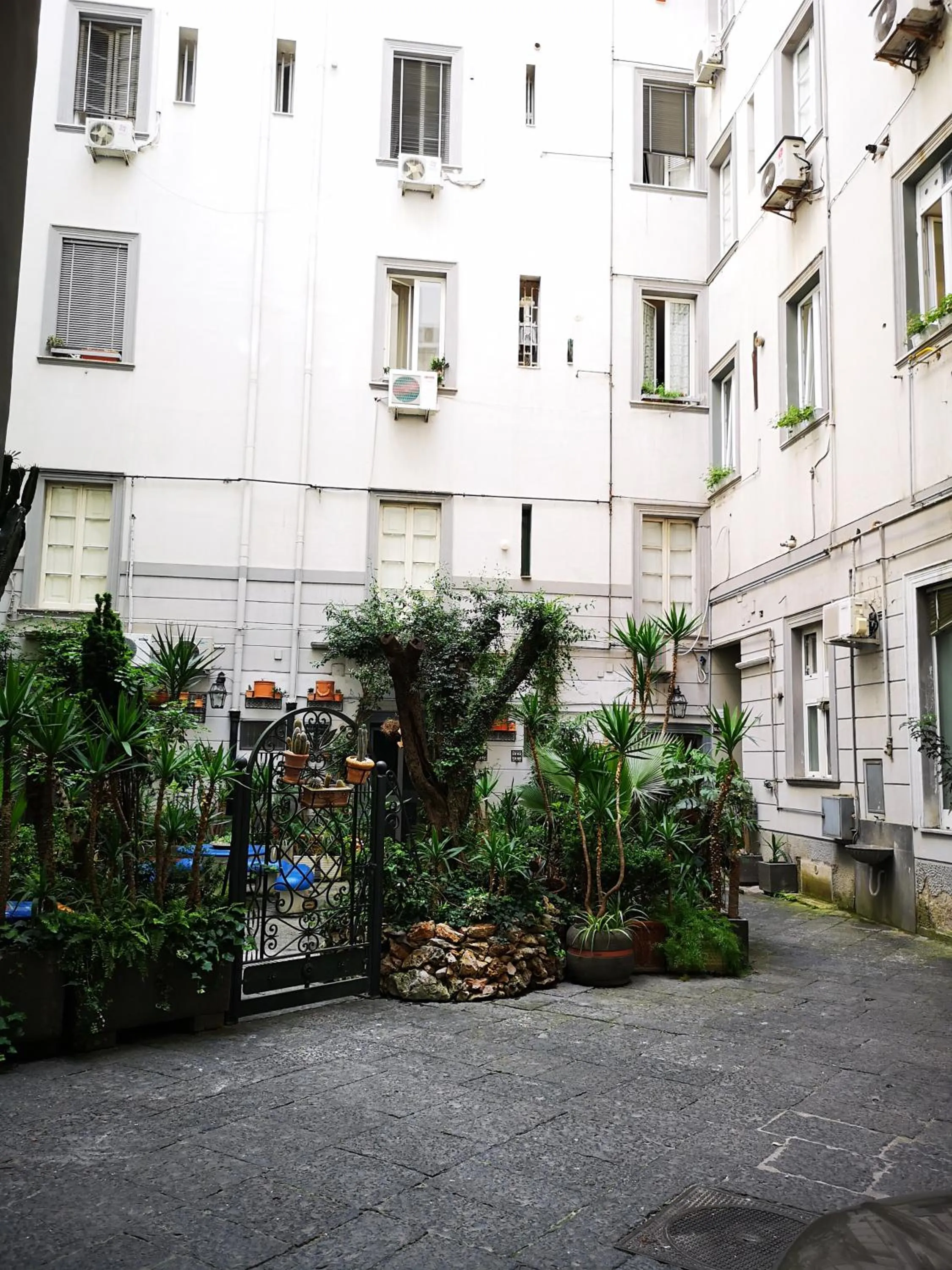 Property building in B&B Pantarei Napoli