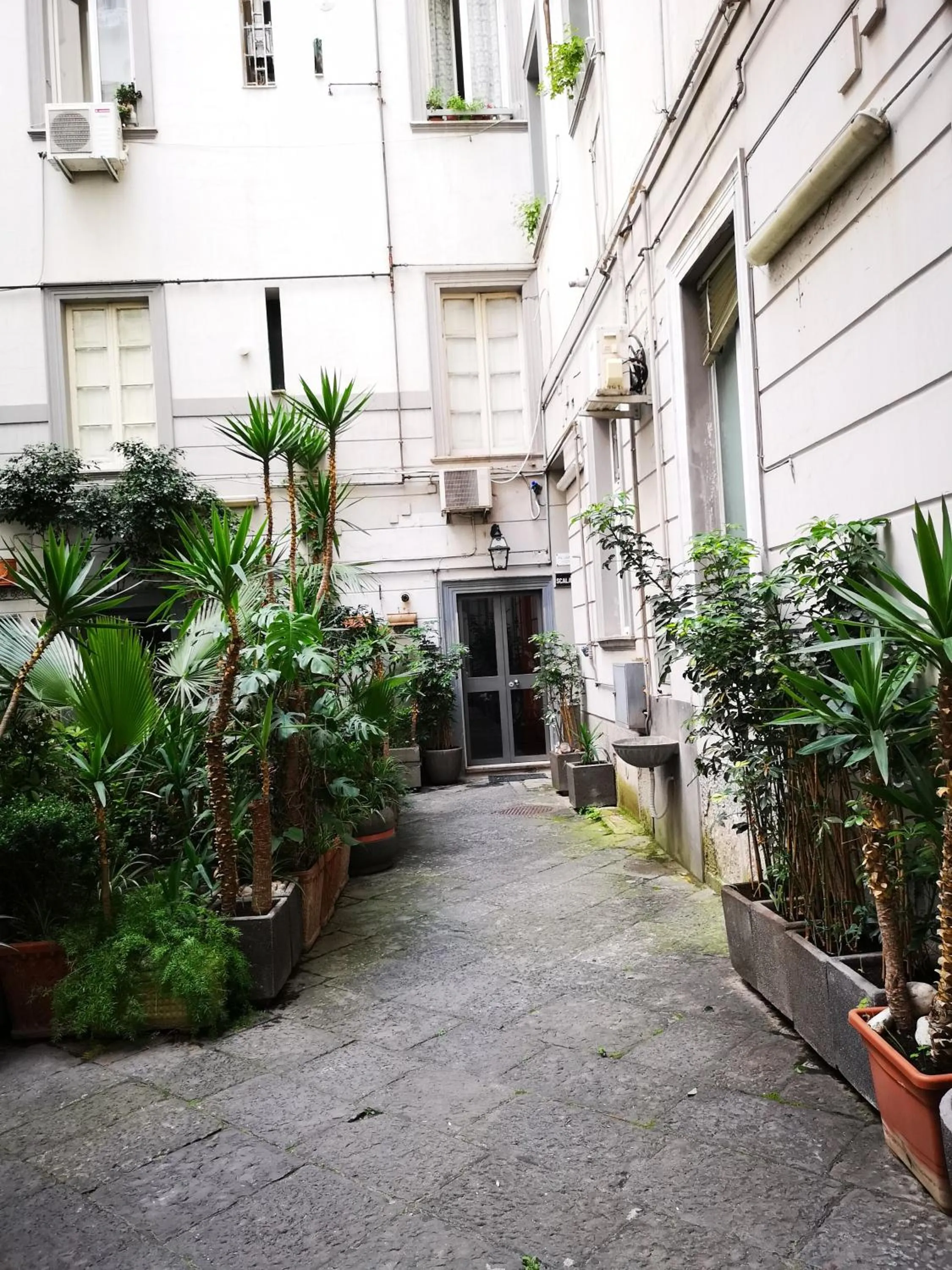 Property building in B&B Pantarei Napoli