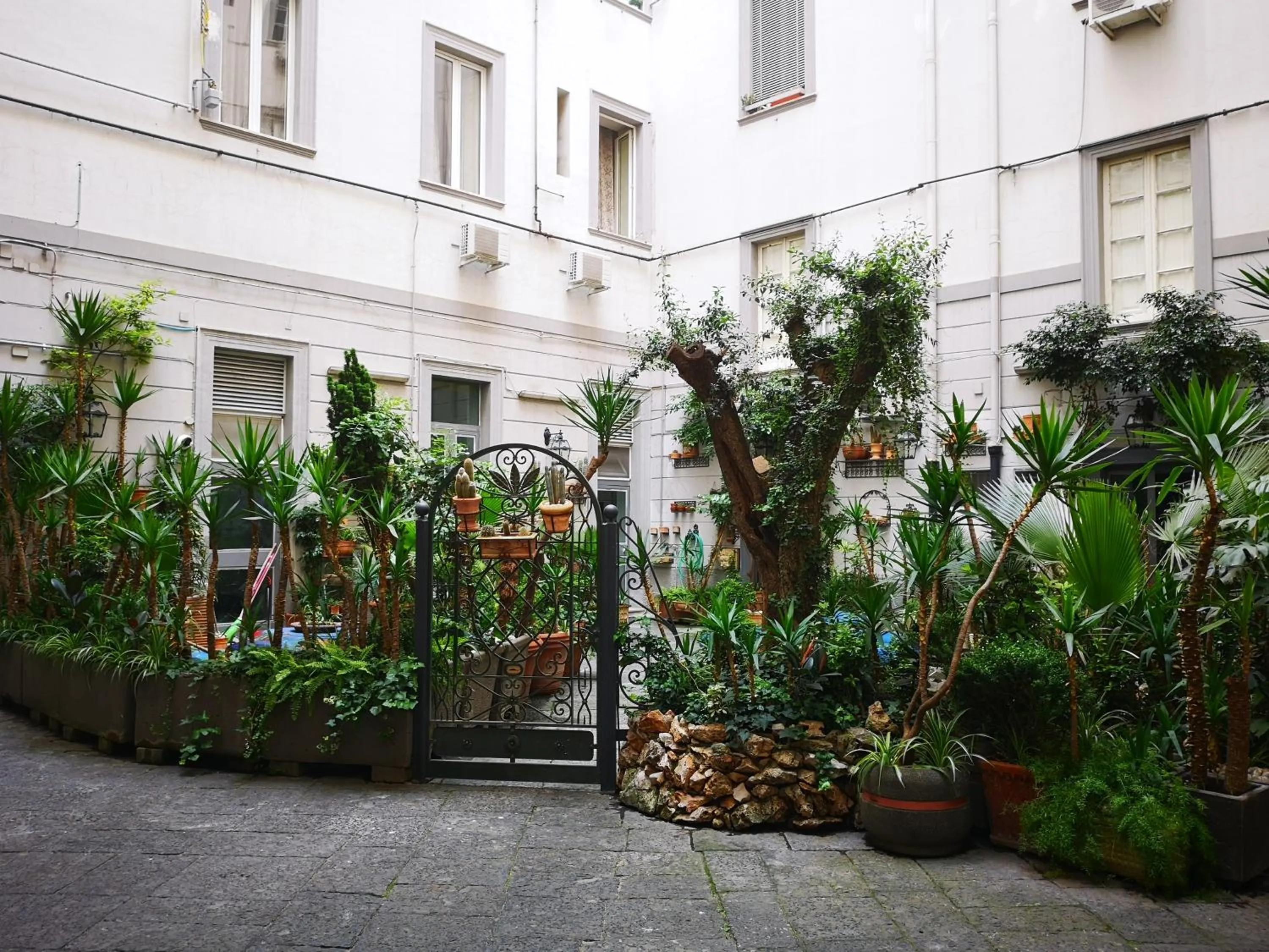 Property building in B&B Pantarei Napoli