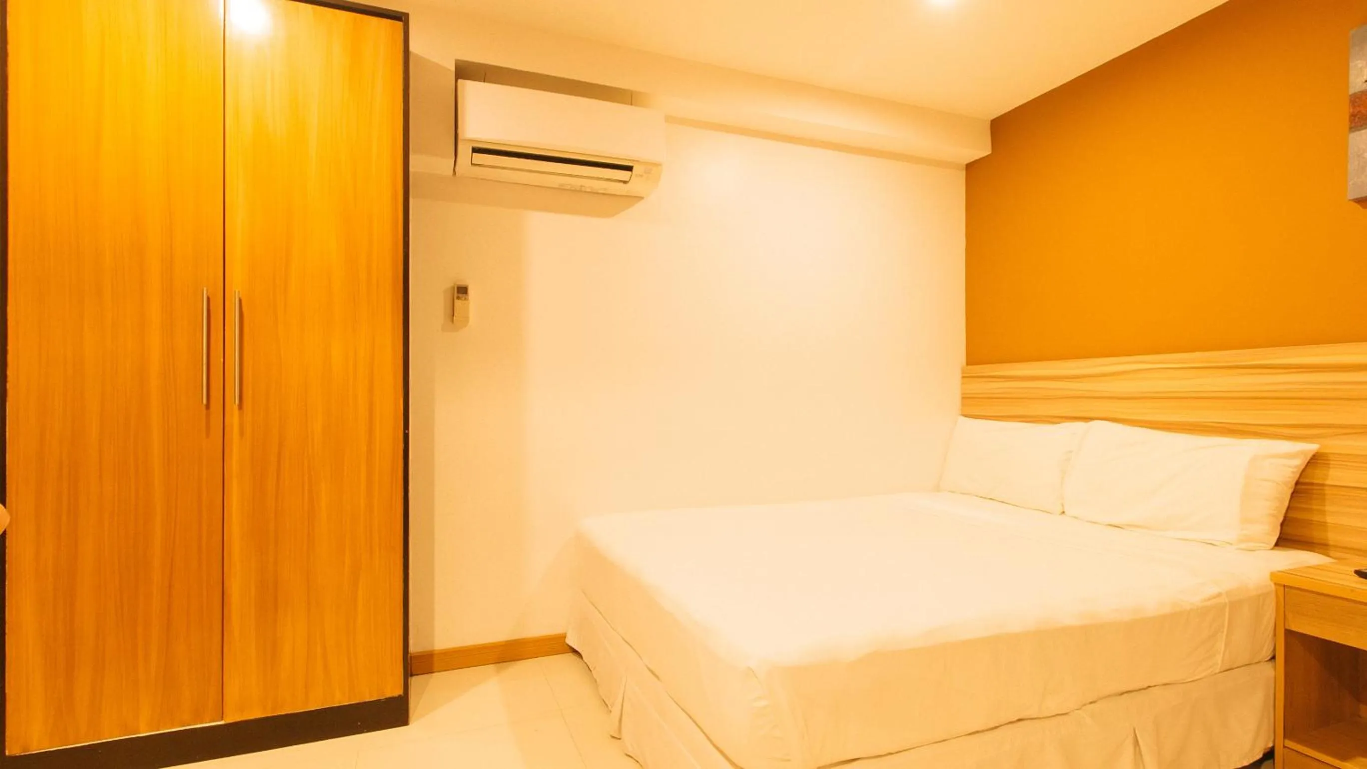 Bed in Guijo Suites Makati