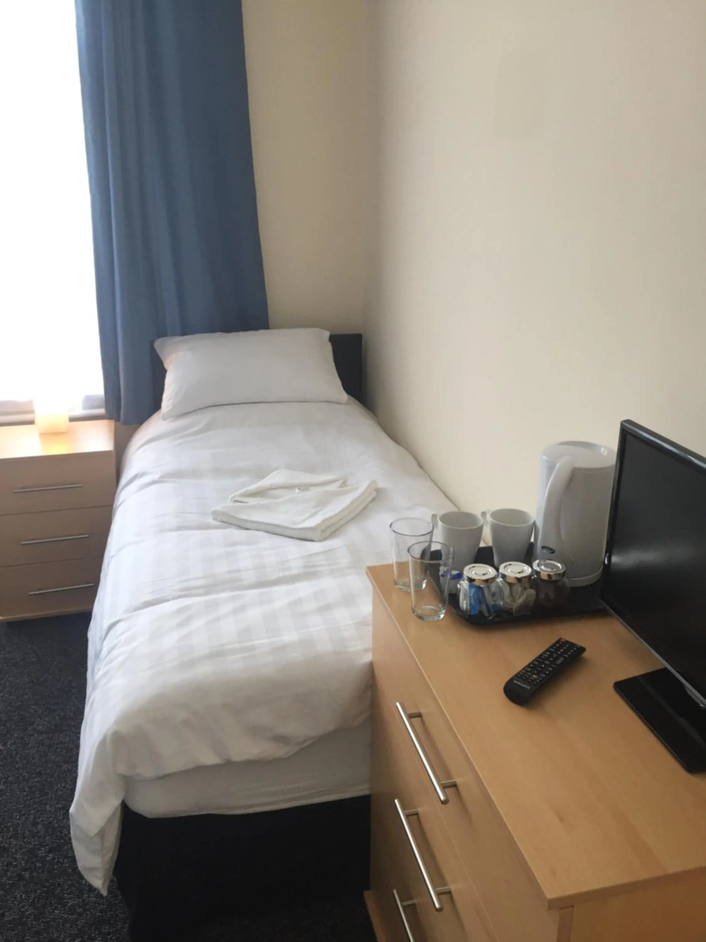 Bed in Southend Central Hotel - Close to Beach, City Centre, Train Station & Southend Airport