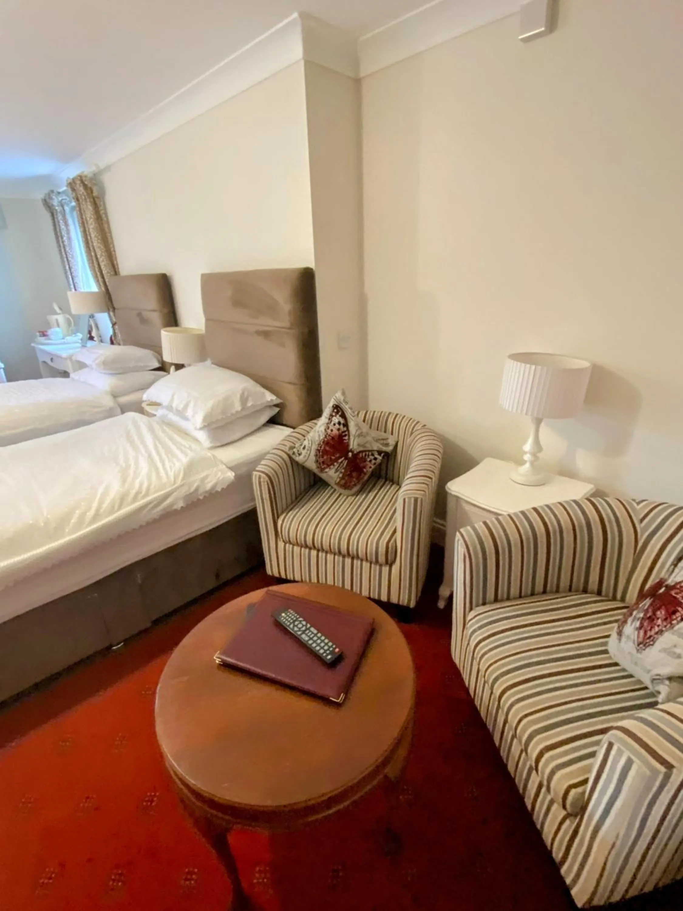 Seating area, Bed in Flambards Hotel