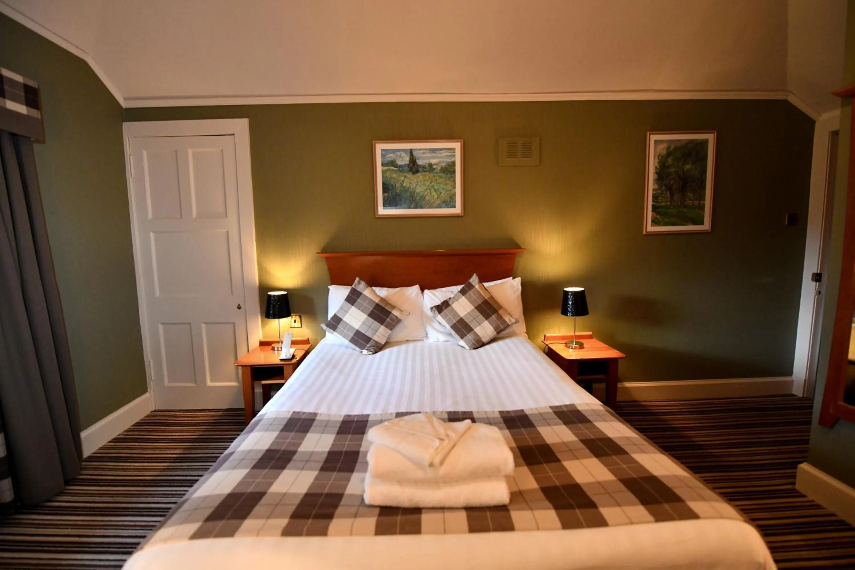 Bedroom, Bed in Savoy Park Hotel