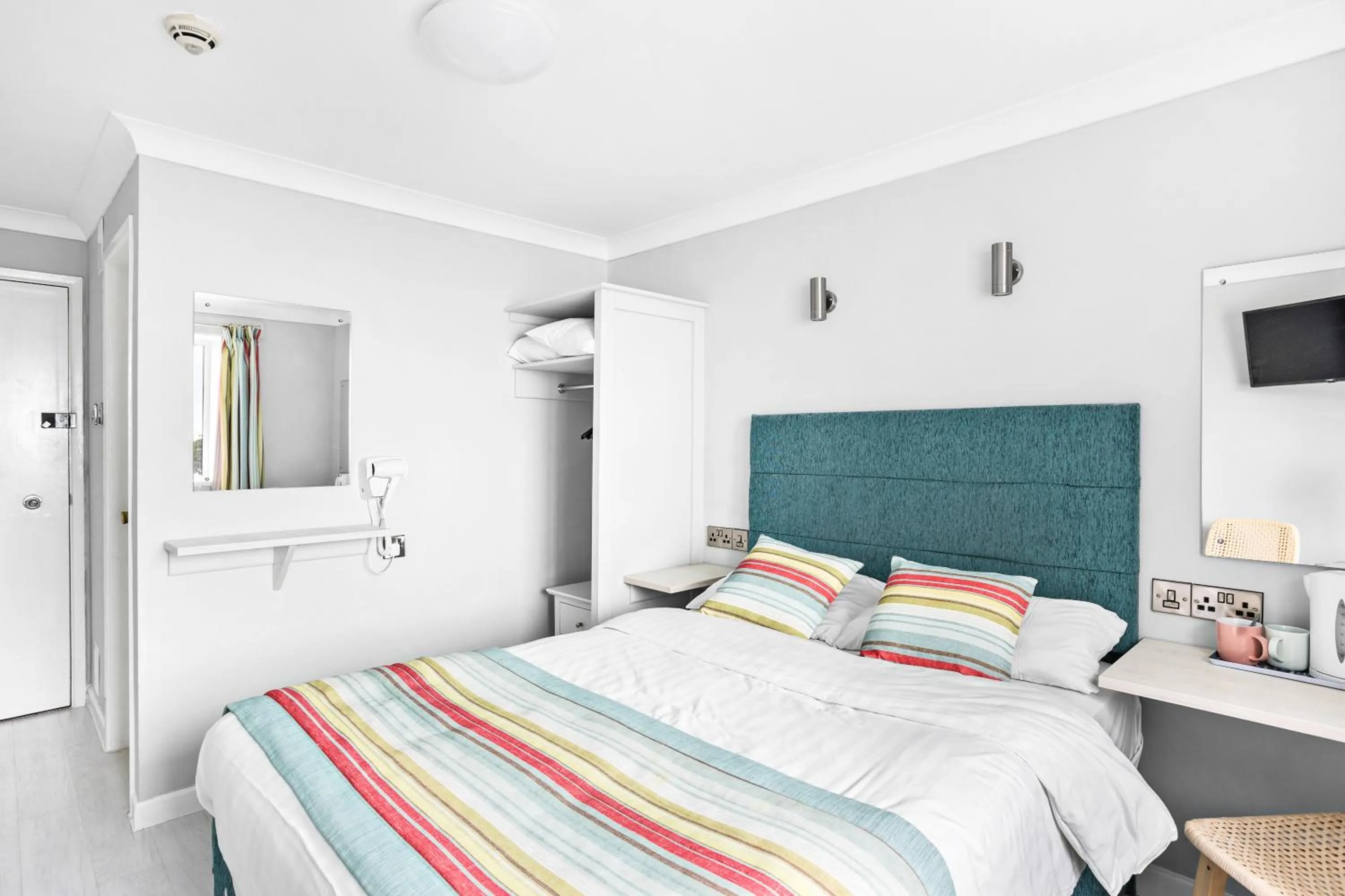 Bedroom, Bed in Waters Edge Hotel Torquay